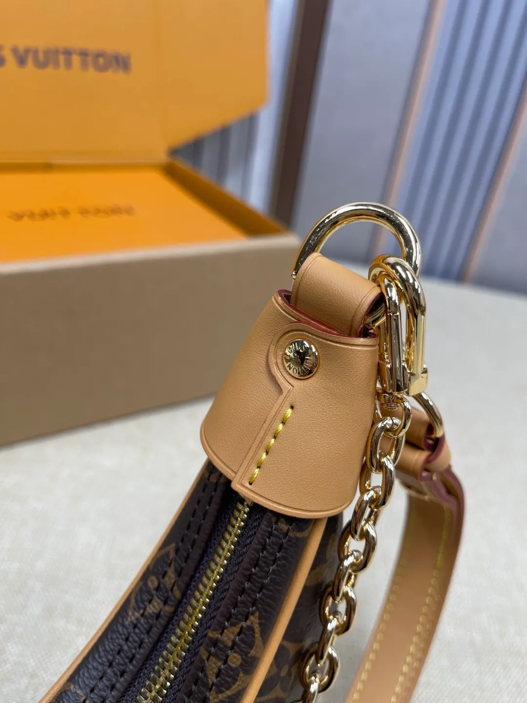 [Upgraded version] P480¥🐶Model M81098🐶Upgraded version·Comes with complete packaging❣️LOOP handbag Nicolas Ghesquière traces the origin of the Croissant handbag in the Louis Vuitton archives and launches the Loop half-moon baguette bag in the 2022 early spring series. The compact construction follows the movement of your body, the zippered front pocket features a rounded LV zipper pull, and the chain and leather shoulder strap allow for shoulder or cross-body wear. Dimensions: 23 x 13 x 6 cm