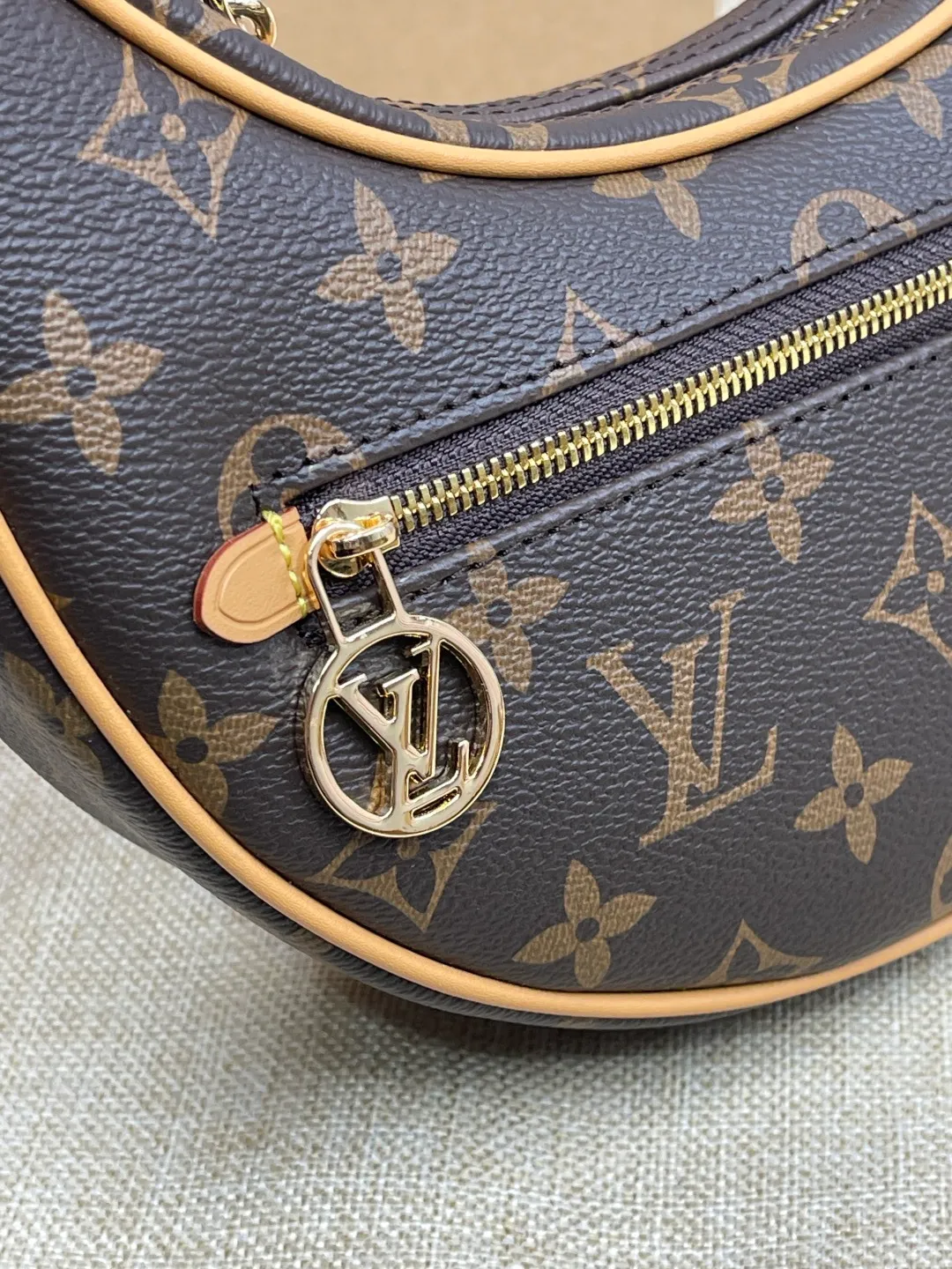 [Upgraded version] P480¥🐶Model M81098🐶Upgraded version·Comes with complete packaging❣️LOOP handbag Nicolas Ghesquière traces the origin of the Croissant handbag in the Louis Vuitton archives and launches the Loop half-moon baguette bag in the 2022 early spring series. The compact construction follows the movement of your body, the zippered front pocket features a rounded LV zipper pull, and the chain and leather shoulder strap allow for shoulder or cross-body wear. Dimensions: 23 x 13 x 6 cm