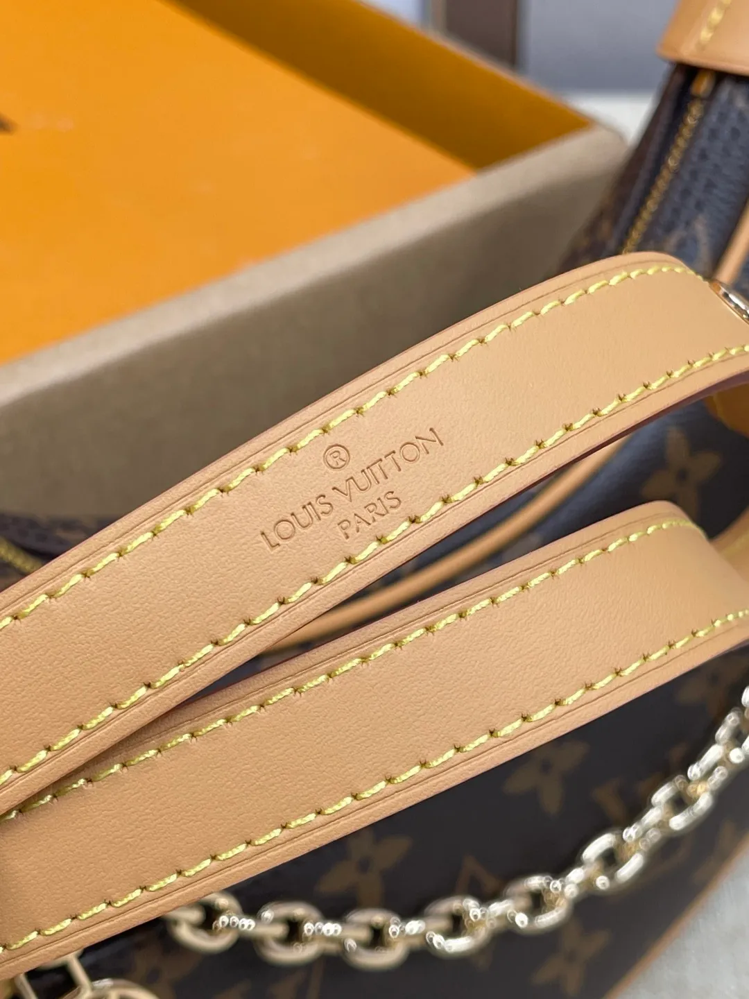 [Upgraded version] P480¥🐶Model M81098🐶Upgraded version·Comes with complete packaging❣️LOOP handbag Nicolas Ghesquière traces the origin of the Croissant handbag in the Louis Vuitton archives and launches the Loop half-moon baguette bag in the 2022 early spring series. The compact construction follows the movement of your body, the zippered front pocket features a rounded LV zipper pull, and the chain and leather shoulder strap allow for shoulder or cross-body wear. Dimensions: 23 x 13 x 6 cm