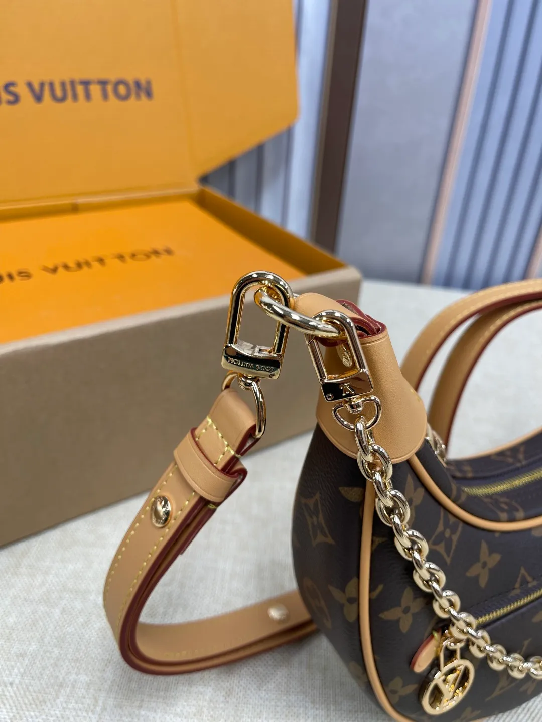 [Upgraded version] P480¥🐶Model M81098🐶Upgraded version·Comes with complete packaging❣️LOOP handbag Nicolas Ghesquière traces the origin of the Croissant handbag in the Louis Vuitton archives and launches the Loop half-moon baguette bag in the 2022 early spring series. The compact construction follows the movement of your body, the zippered front pocket features a rounded LV zipper pull, and the chain and leather shoulder strap allow for shoulder or cross-body wear. Dimensions: 23 x 13 x 6 cm