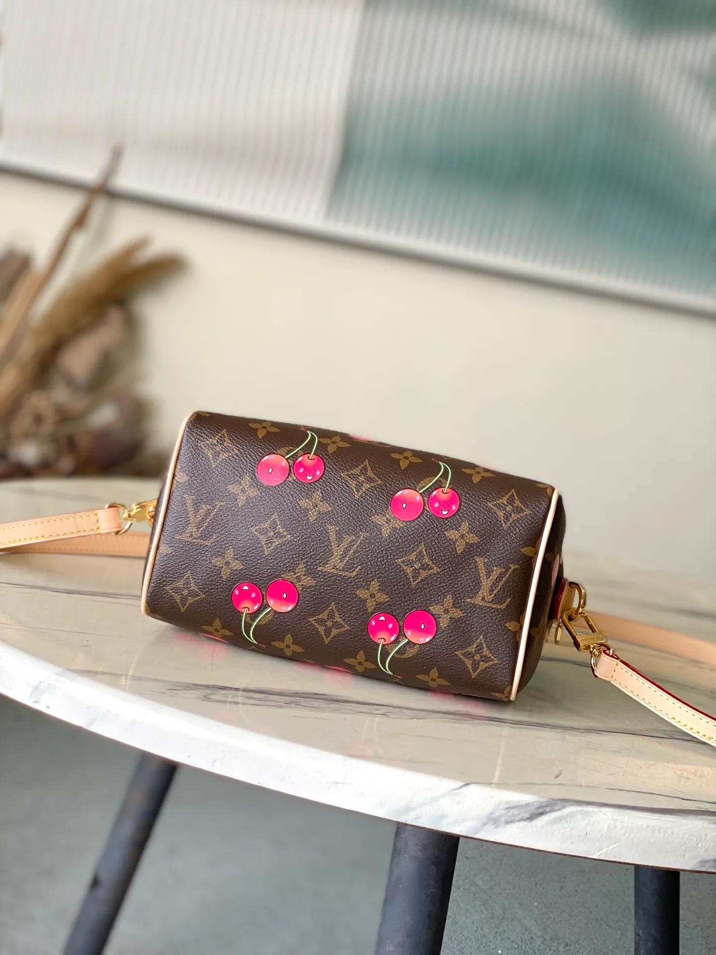 💰900 Top Original Order M13094 This Speedy Bandouliere handbag is made of classic Monogram coated canvas, with the sweet cherry pattern of the Louis Vuitton×Takashi Murakami replica series to light up the trend. Toron's top handle, detachable shoulder strap and LVxTM key bag are constructed of fine leather, and its compact size can easily accommodate daily necessities such as mobile phones and long wallets. Dimensions: 20.5 × 13.5 × 12 cm