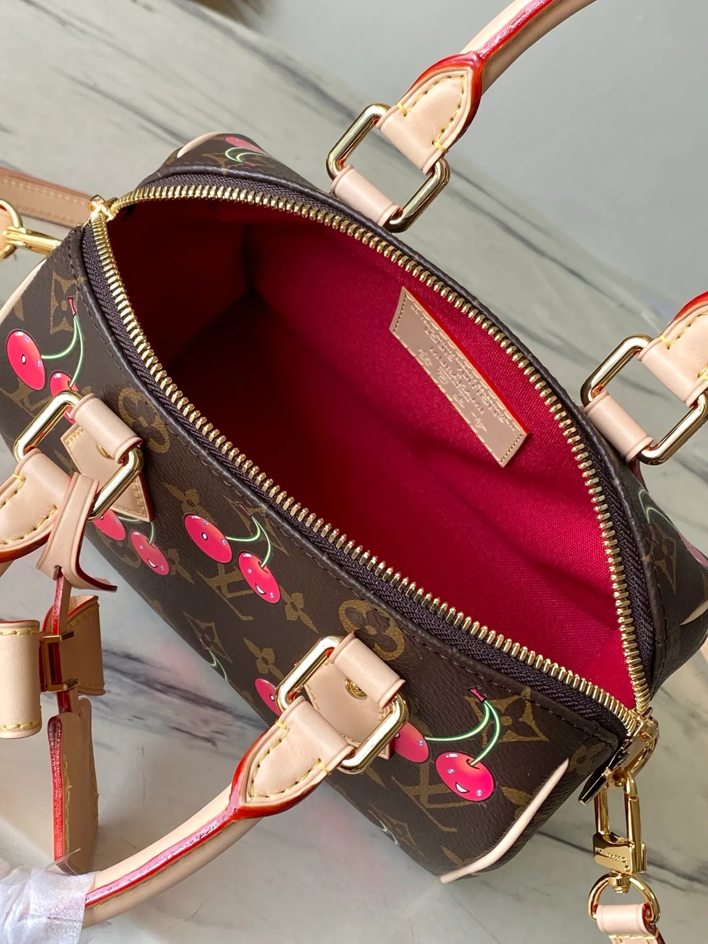💰900 Top Original Order M13094 This Speedy Bandouliere handbag is made of classic Monogram coated canvas, with the sweet cherry pattern of the Louis Vuitton×Takashi Murakami replica series to light up the trend. Toron's top handle, detachable shoulder strap and LVxTM key bag are constructed of fine leather, and its compact size can easily accommodate daily necessities such as mobile phones and long wallets. Dimensions: 20.5 × 13.5 × 12 cm