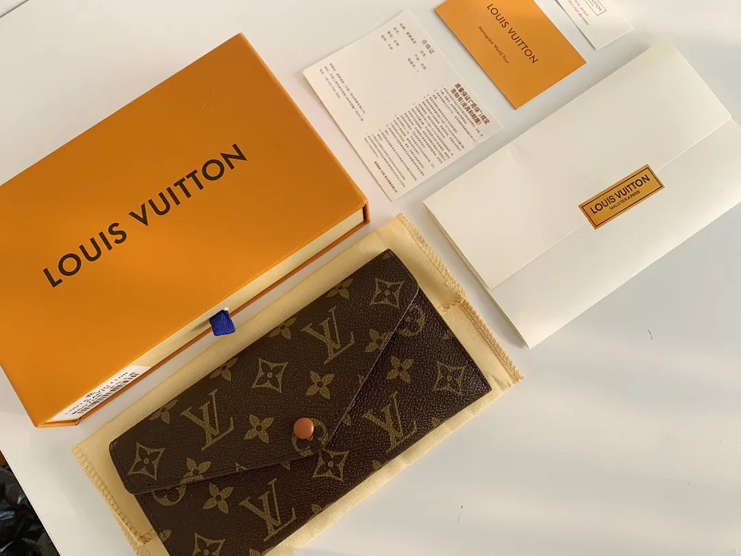 💰100 💎The Josephine Wallet is inspired by Louis Vuitton's first wallet. It is made of soft Monogram canvas and lined with brightly colored lining, giving the brand's classic design a unique and stylish beauty. The long, flat shape makes it easy to slip into any pocket or handbag. Model: M60708 Size: 19/10.