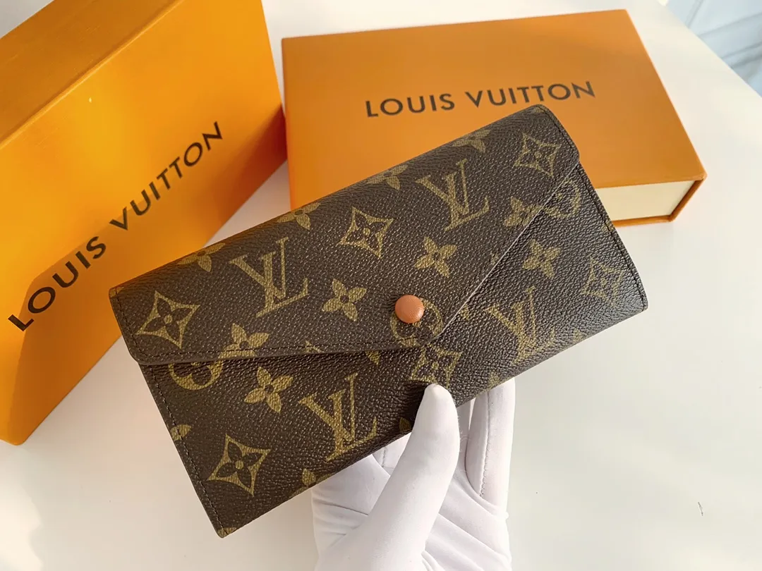 💰100 💎The Josephine Wallet is inspired by Louis Vuitton's first wallet. It is made of soft Monogram canvas and lined with brightly colored lining, giving the brand's classic design a unique and stylish beauty. The long, flat shape makes it easy to slip into any pocket or handbag. Model: M60708 Size: 19/10.