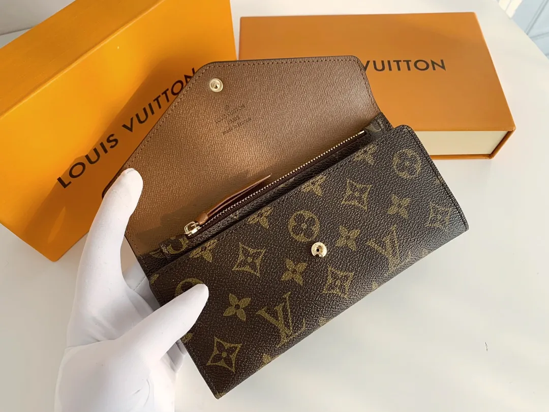 💰100 💎The Josephine Wallet is inspired by Louis Vuitton's first wallet. It is made of soft Monogram canvas and lined with brightly colored lining, giving the brand's classic design a unique and stylish beauty. The long, flat shape makes it easy to slip into any pocket or handbag. Model: M60708 Size: 19/10.
