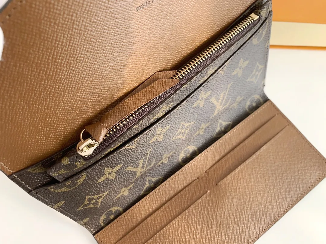 💰100 💎The Josephine Wallet is inspired by Louis Vuitton's first wallet. It is made of soft Monogram canvas and lined with brightly colored lining, giving the brand's classic design a unique and stylish beauty. The long, flat shape makes it easy to slip into any pocket or handbag. Model: M60708 Size: 19/10.