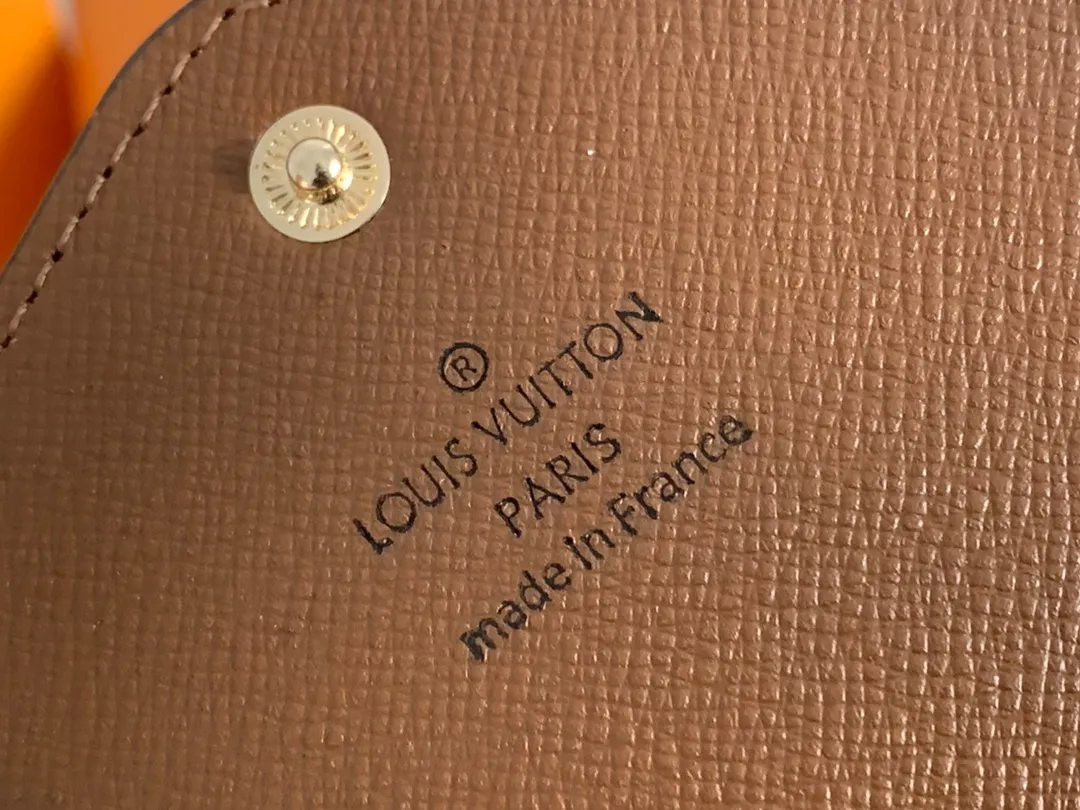 💰100 💎The Josephine Wallet is inspired by Louis Vuitton's first wallet. It is made of soft Monogram canvas and lined with brightly colored lining, giving the brand's classic design a unique and stylish beauty. The long, flat shape makes it easy to slip into any pocket or handbag. Model: M60708 Size: 19/10.