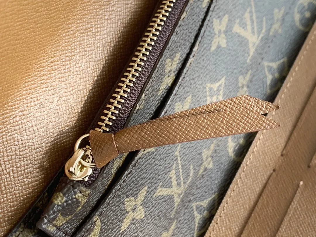 💰100 💎The Josephine Wallet is inspired by Louis Vuitton's first wallet. It is made of soft Monogram canvas and lined with brightly colored lining, giving the brand's classic design a unique and stylish beauty. The long, flat shape makes it easy to slip into any pocket or handbag. Model: M60708 Size: 19/10.