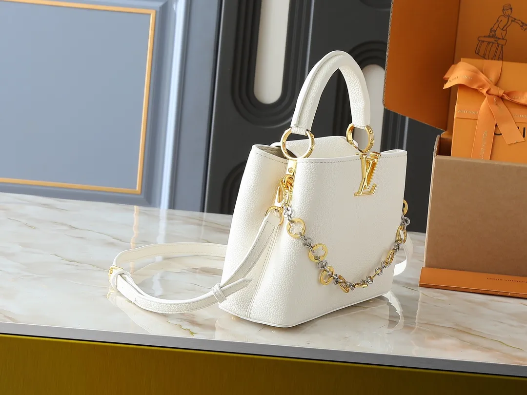 💰400💰Guangzhou goods Upgraded from the original M12935 M12936 M12937 M12938 This Capucines BB handbag is made of flexible Taurillon cow leather, with jewelry-style double-plated chains and Monogram floral elements to highlight the identity of the Chain On You series. The flip cover can be placed on both the inside and outside. The ample structure and multiple inner pockets are convenient for storing daily necessities. The rounded LV letters add to the ingenious details. Dimensions: 27.0 x 17.3 x 9.0 cm (length x height x width)