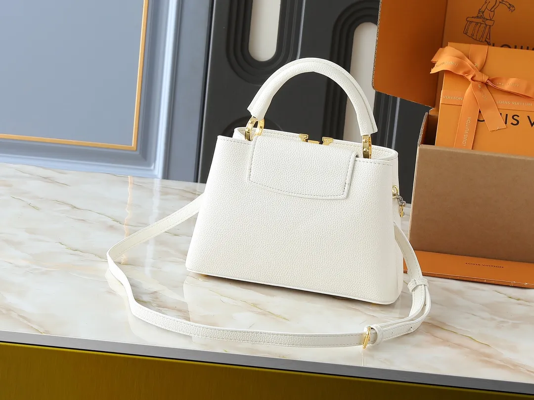 💰400💰Guangzhou goods Upgraded from the original M12935 M12936 M12937 M12938 This Capucines BB handbag is made of flexible Taurillon cow leather, with jewelry-style double-plated chains and Monogram floral elements to highlight the identity of the Chain On You series. The flip cover can be placed on both the inside and outside. The ample structure and multiple inner pockets are convenient for storing daily necessities. The rounded LV letters add to the ingenious details. Dimensions: 27.0 x 17.3 x 9.0 cm (length x height x width)