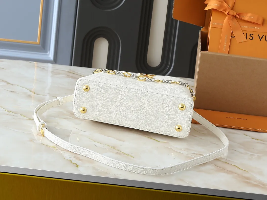 💰400💰Guangzhou goods Upgraded from the original M12935 M12936 M12937 M12938 This Capucines BB handbag is made of flexible Taurillon cow leather, with jewelry-style double-plated chains and Monogram floral elements to highlight the identity of the Chain On You series. The flip cover can be placed on both the inside and outside. The ample structure and multiple inner pockets are convenient for storing daily necessities. The rounded LV letters add to the ingenious details. Dimensions: 27.0 x 17.3 x 9.0 cm (length x height x width)