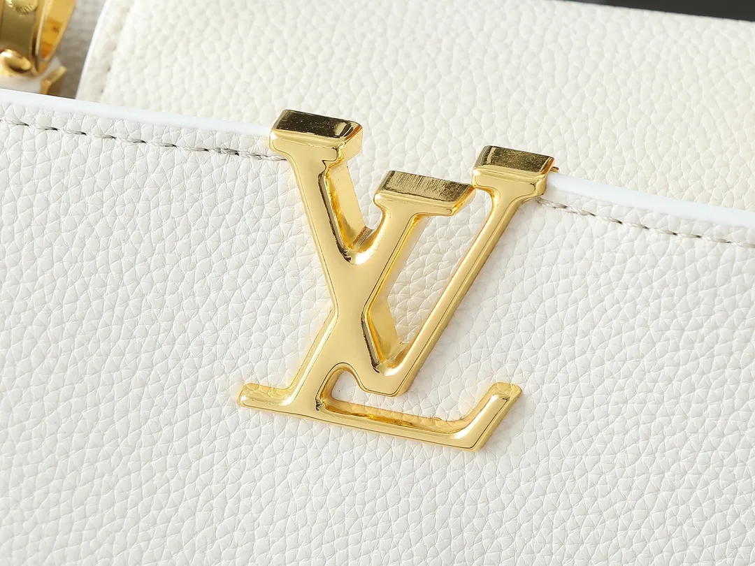 💰400💰Guangzhou goods Upgraded from the original M12935 M12936 M12937 M12938 This Capucines BB handbag is made of flexible Taurillon cow leather, with jewelry-style double-plated chains and Monogram floral elements to highlight the identity of the Chain On You series. The flip cover can be placed on both the inside and outside. The ample structure and multiple inner pockets are convenient for storing daily necessities. The rounded LV letters add to the ingenious details. Dimensions: 27.0 x 17.3 x 9.0 cm (length x height x width)