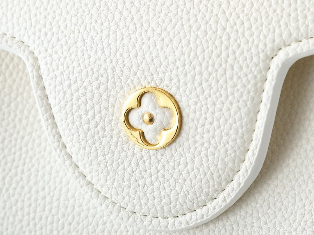 💰400💰Guangzhou goods Upgraded from the original M12935 M12936 M12937 M12938 This Capucines BB handbag is made of flexible Taurillon cow leather, with jewelry-style double-plated chains and Monogram floral elements to highlight the identity of the Chain On You series. The flip cover can be placed on both the inside and outside. The ample structure and multiple inner pockets are convenient for storing daily necessities. The rounded LV letters add to the ingenious details. Dimensions: 27.0 x 17.3 x 9.0 cm (length x height x width)