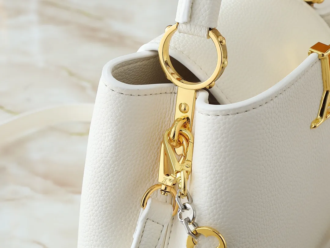 💰400💰Guangzhou goods Upgraded from the original M12935 M12936 M12937 M12938 This Capucines BB handbag is made of flexible Taurillon cow leather, with jewelry-style double-plated chains and Monogram floral elements to highlight the identity of the Chain On You series. The flip cover can be placed on both the inside and outside. The ample structure and multiple inner pockets are convenient for storing daily necessities. The rounded LV letters add to the ingenious details. Dimensions: 27.0 x 17.3 x 9.0 cm (length x height x width)