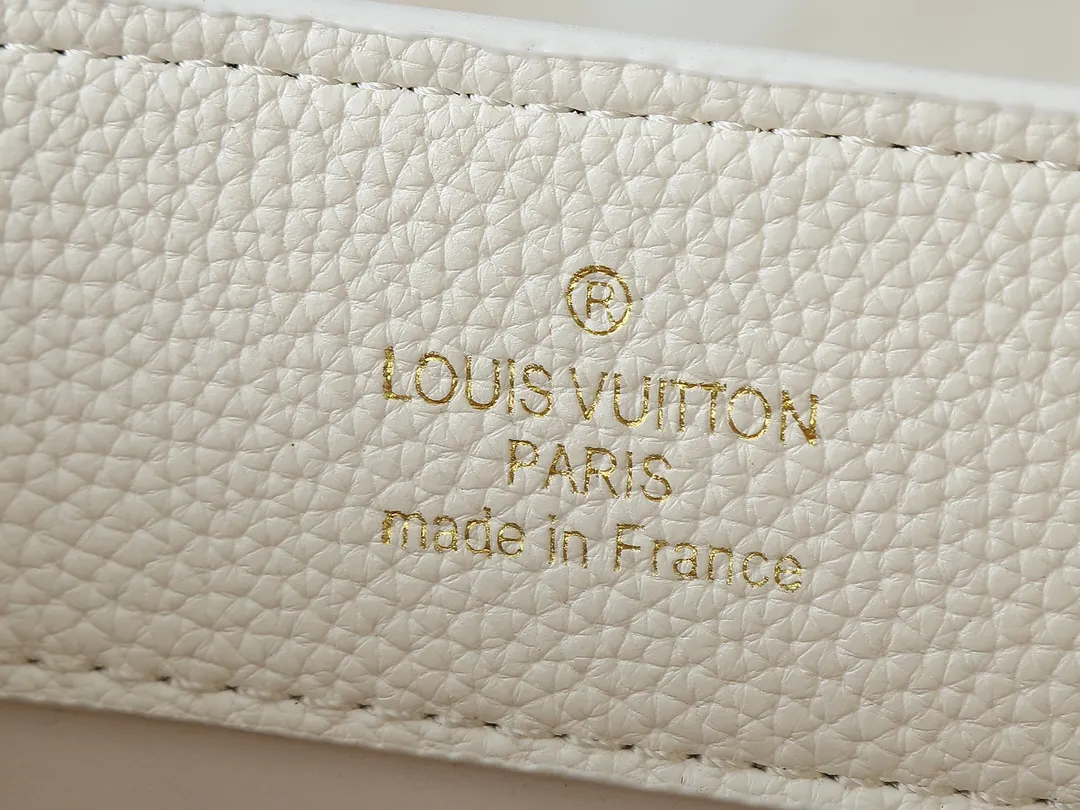 💰400💰Guangzhou goods Upgraded from the original M12935 M12936 M12937 M12938 This Capucines BB handbag is made of flexible Taurillon cow leather, with jewelry-style double-plated chains and Monogram floral elements to highlight the identity of the Chain On You series. The flip cover can be placed on both the inside and outside. The ample structure and multiple inner pockets are convenient for storing daily necessities. The rounded LV letters add to the ingenious details. Dimensions: 27.0 x 17.3 x 9.0 cm (length x height x width)