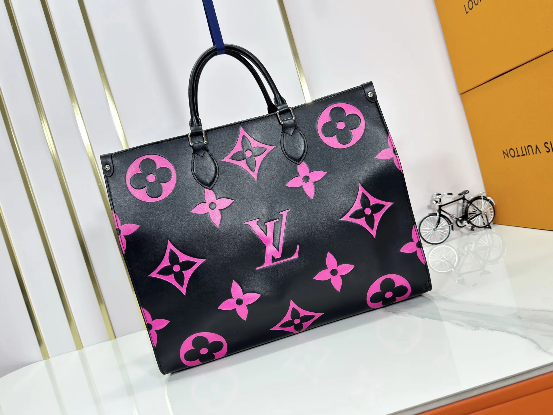 P260 Upgraded original M45945 M44925 M44571 This OnTheGo handbag is made of Monogram Empreinte leather embossed with large Monogram flowers and LV letters. It is equipped with a Toron handle and a long shoulder strap, providing a variety of comfortable carrying methods for business occasions, leisure shopping or travel. Dimensions: 41.0 x 34.0 x 19.0 cm (length x height x width)