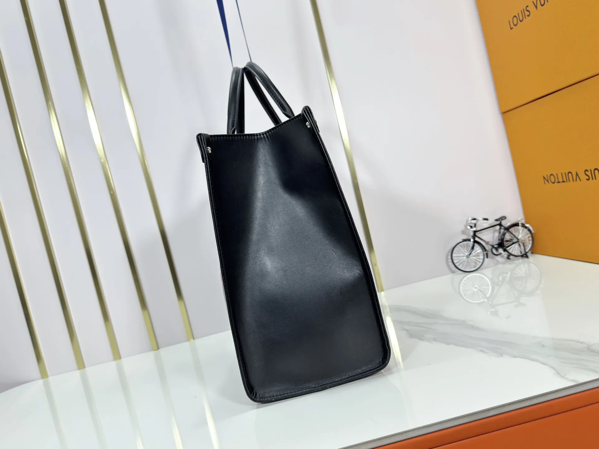 P260 Upgraded original M45945 M44925 M44571 This OnTheGo handbag is made of Monogram Empreinte leather embossed with large Monogram flowers and LV letters. It is equipped with a Toron handle and a long shoulder strap, providing a variety of comfortable carrying methods for business occasions, leisure shopping or travel. Dimensions: 41.0 x 34.0 x 19.0 cm (length x height x width)