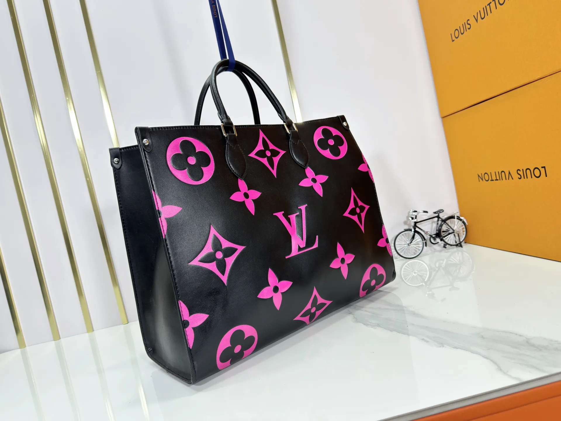 P260 Upgraded original M45945 M44925 M44571 This OnTheGo handbag is made of Monogram Empreinte leather embossed with large Monogram flowers and LV letters. It is equipped with a Toron handle and a long shoulder strap, providing a variety of comfortable carrying methods for business occasions, leisure shopping or travel. Dimensions: 41.0 x 34.0 x 19.0 cm (length x height x width)