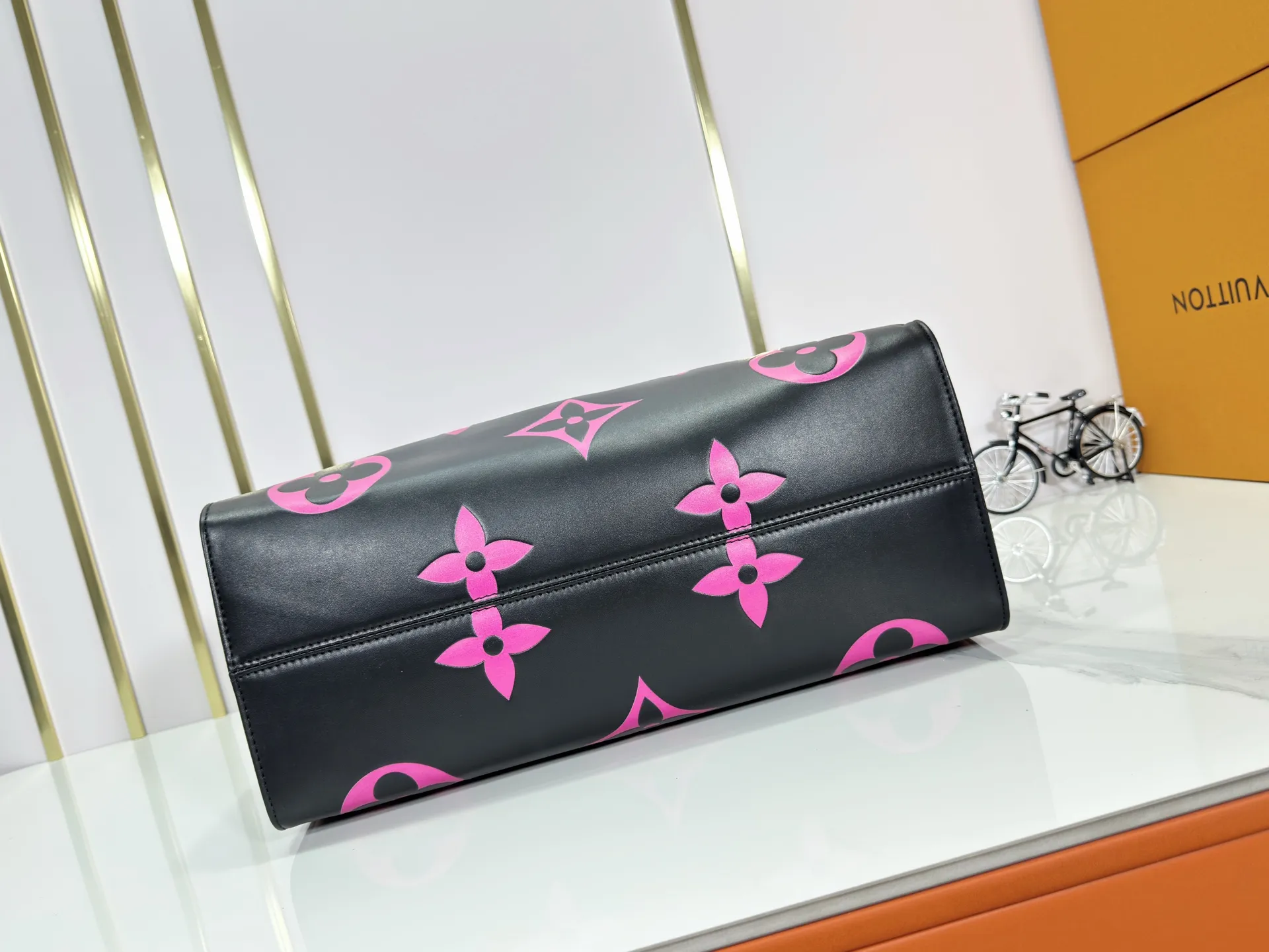 P260 Upgraded original M45945 M44925 M44571 This OnTheGo handbag is made of Monogram Empreinte leather embossed with large Monogram flowers and LV letters. It is equipped with a Toron handle and a long shoulder strap, providing a variety of comfortable carrying methods for business occasions, leisure shopping or travel. Dimensions: 41.0 x 34.0 x 19.0 cm (length x height x width)