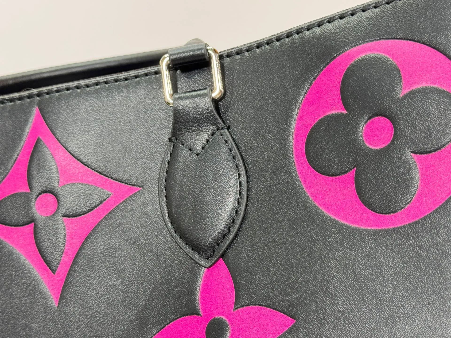P260 Upgraded original M45945 M44925 M44571 This OnTheGo handbag is made of Monogram Empreinte leather embossed with large Monogram flowers and LV letters. It is equipped with a Toron handle and a long shoulder strap, providing a variety of comfortable carrying methods for business occasions, leisure shopping or travel. Dimensions: 41.0 x 34.0 x 19.0 cm (length x height x width)