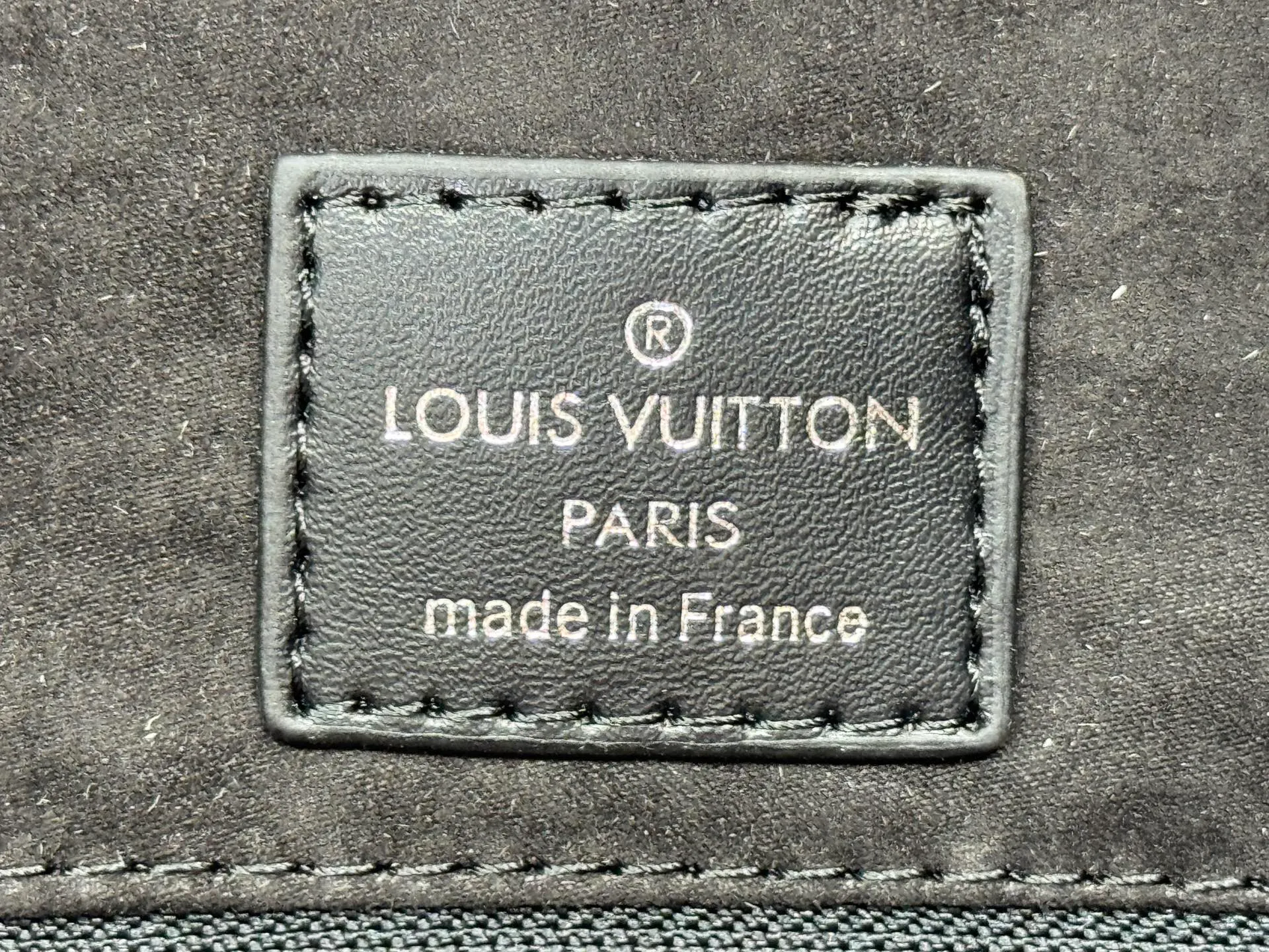 P260 Upgraded original M45945 M44925 M44571 This OnTheGo handbag is made of Monogram Empreinte leather embossed with large Monogram flowers and LV letters. It is equipped with a Toron handle and a long shoulder strap, providing a variety of comfortable carrying methods for business occasions, leisure shopping or travel. Dimensions: 41.0 x 34.0 x 19.0 cm (length x height x width)