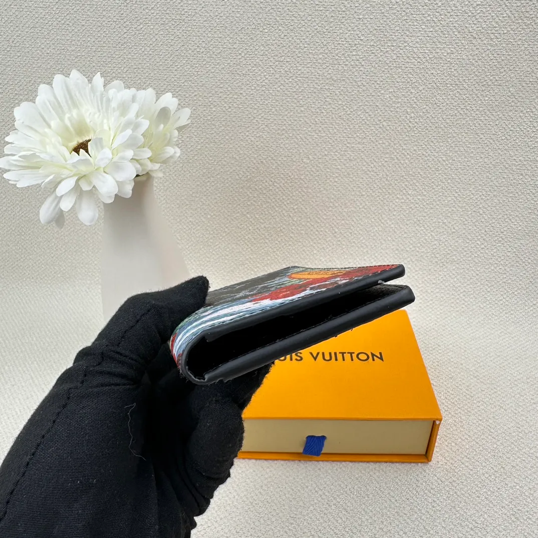 P90 M83498 top original version💎Small card holder Louis vuitton This pocket leather wallet has seven compartments, which can hold credit cards, bus cards, business cards, and even city maps. Damier canvas, leather edge - two credit card compartments - four inner compartments - one outer compartment. ❤️ Model size 7X11.
