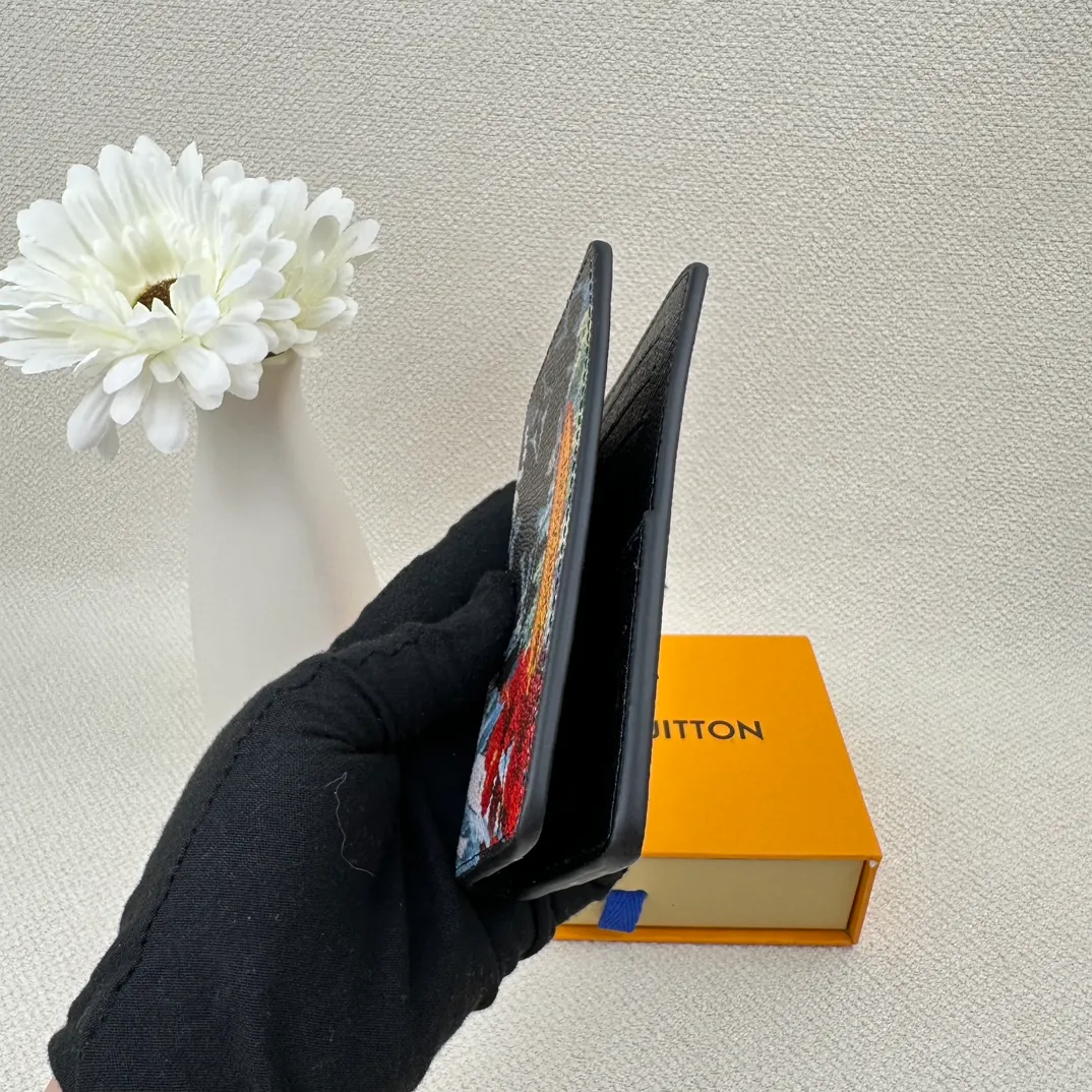 P90 M83498 top original version💎Small card holder Louis vuitton This pocket leather wallet has seven compartments, which can hold credit cards, bus cards, business cards, and even city maps. Damier canvas, leather edge - two credit card compartments - four inner compartments - one outer compartment. ❤️ Model size 7X11.