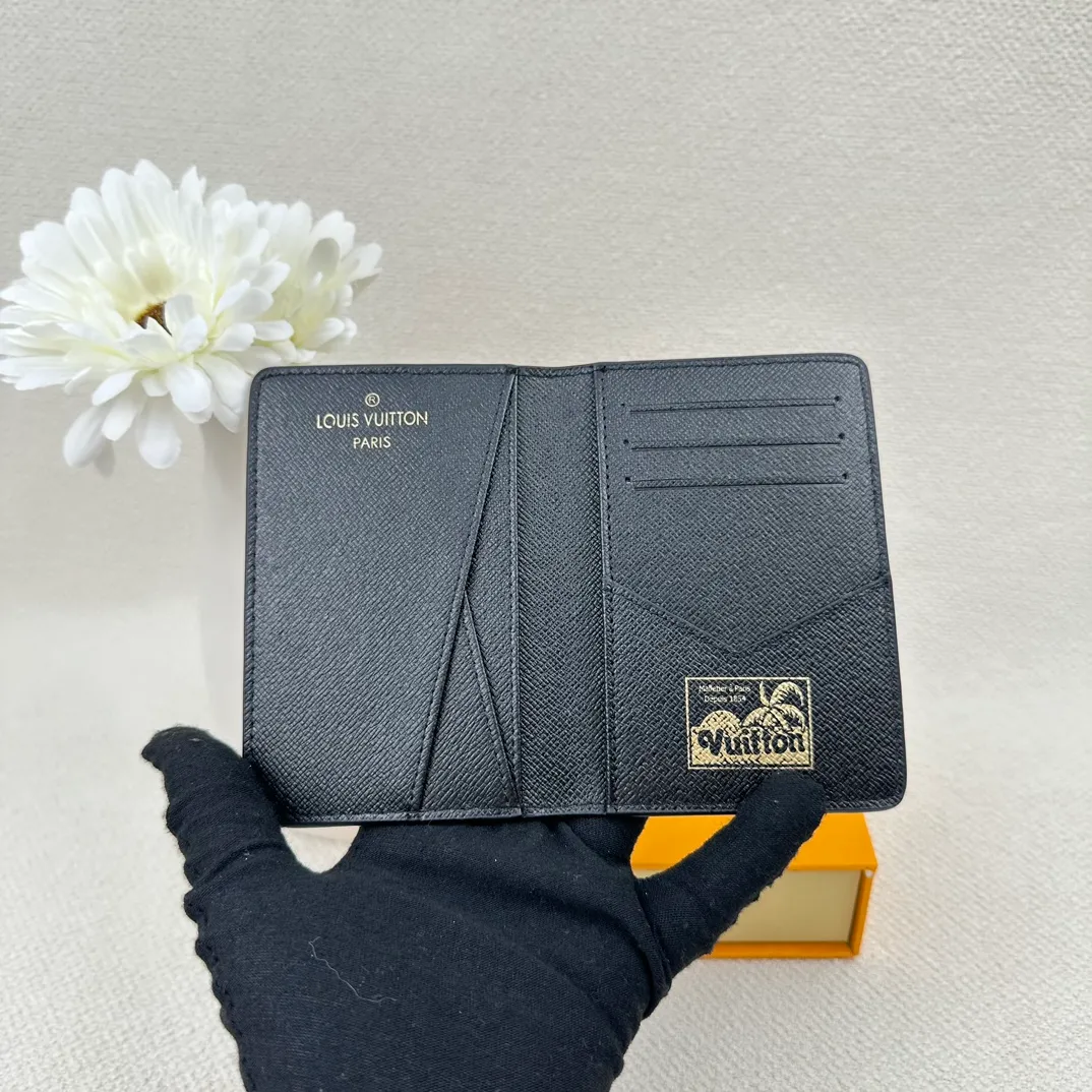 P90 M83498 top original version💎Small card holder Louis vuitton This pocket leather wallet has seven compartments, which can hold credit cards, bus cards, business cards, and even city maps. Damier canvas, leather edge - two credit card compartments - four inner compartments - one outer compartment. ❤️ Model size 7X11.