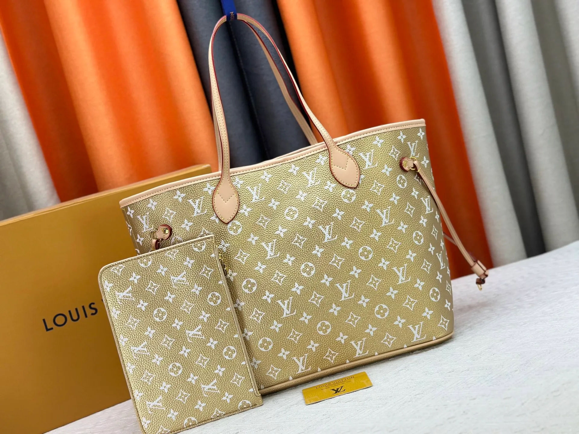 P280 Upgraded Original M45685 M40995 Neverfull handbags always meet your various handbag needs. It has a large capacity but is not bulky. It is stiff and soft to the touch, making it suitable for home and travel. Tighten the side ties and it instantly transforms into a stylish urban handbag. Loosen the straps and it transforms into a chic and practical handbag. The slender leather handle can be carried over the shoulder or between the arms. The model shown here is made of Damier Ebène canvas. Dimensions: 31.0 x 28.0 x 14.0 cm