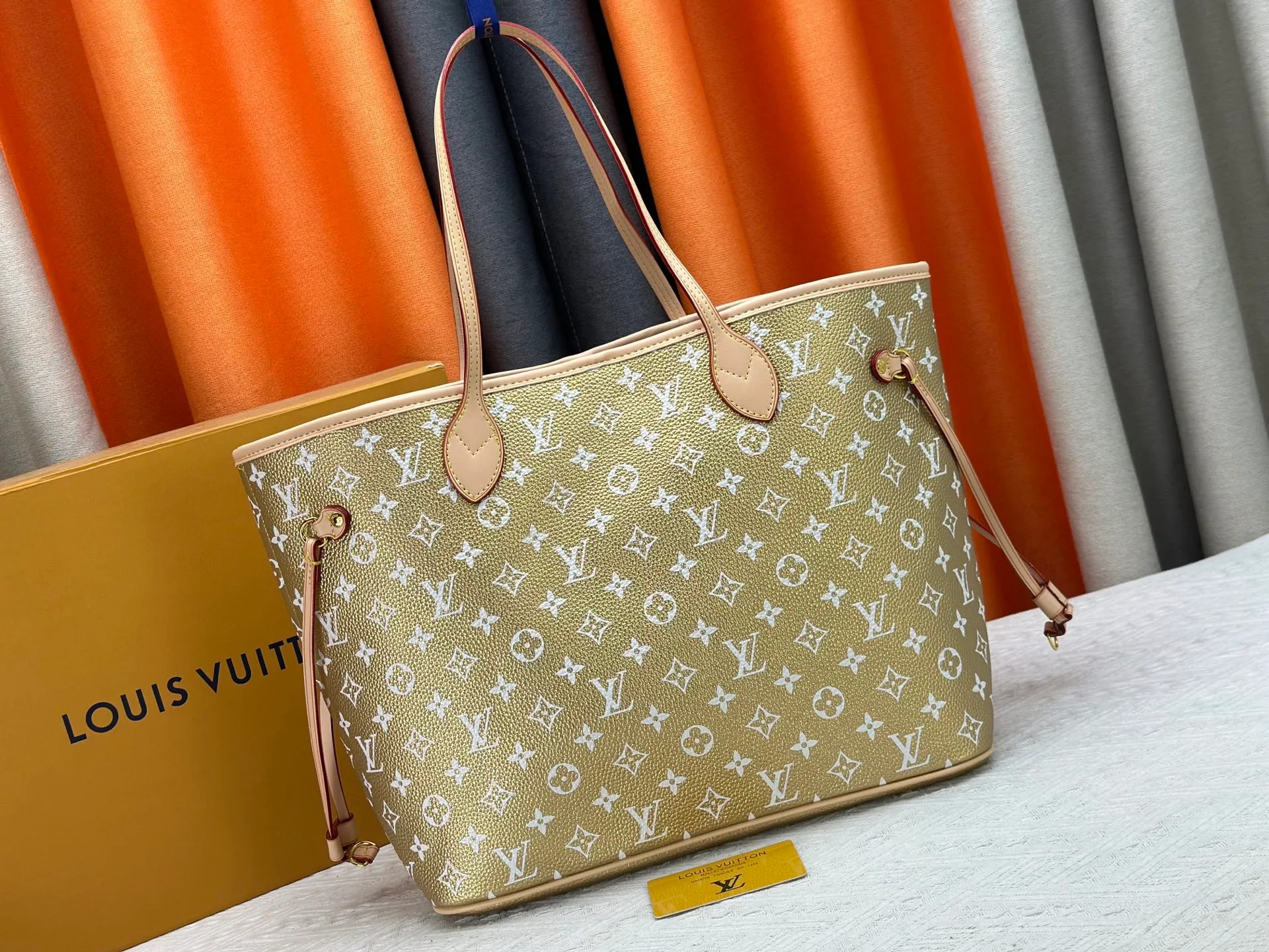 P280 Upgraded Original M45685 M40995 Neverfull handbags always meet your various handbag needs. It has a large capacity but is not bulky. It is stiff and soft to the touch, making it suitable for home and travel. Tighten the side ties and it instantly transforms into a stylish urban handbag. Loosen the straps and it transforms into a chic and practical handbag. The slender leather handle can be carried over the shoulder or between the arms. The model shown here is made of Damier Ebène canvas. Dimensions: 31.0 x 28.0 x 14.0 cm