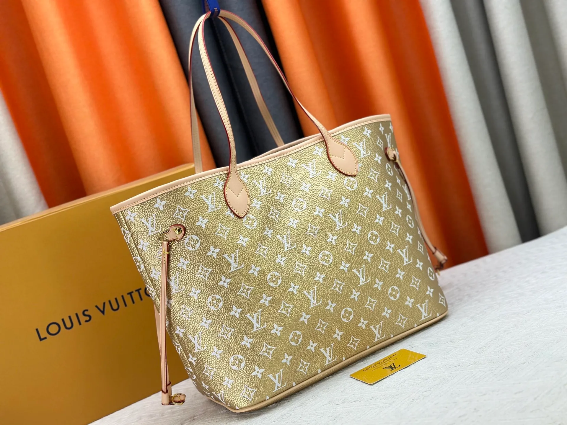 P280 Upgraded Original M45685 M40995 Neverfull handbags always meet your various handbag needs. It has a large capacity but is not bulky. It is stiff and soft to the touch, making it suitable for home and travel. Tighten the side ties and it instantly transforms into a stylish urban handbag. Loosen the straps and it transforms into a chic and practical handbag. The slender leather handle can be carried over the shoulder or between the arms. The model shown here is made of Damier Ebène canvas. Dimensions: 31.0 x 28.0 x 14.0 cm