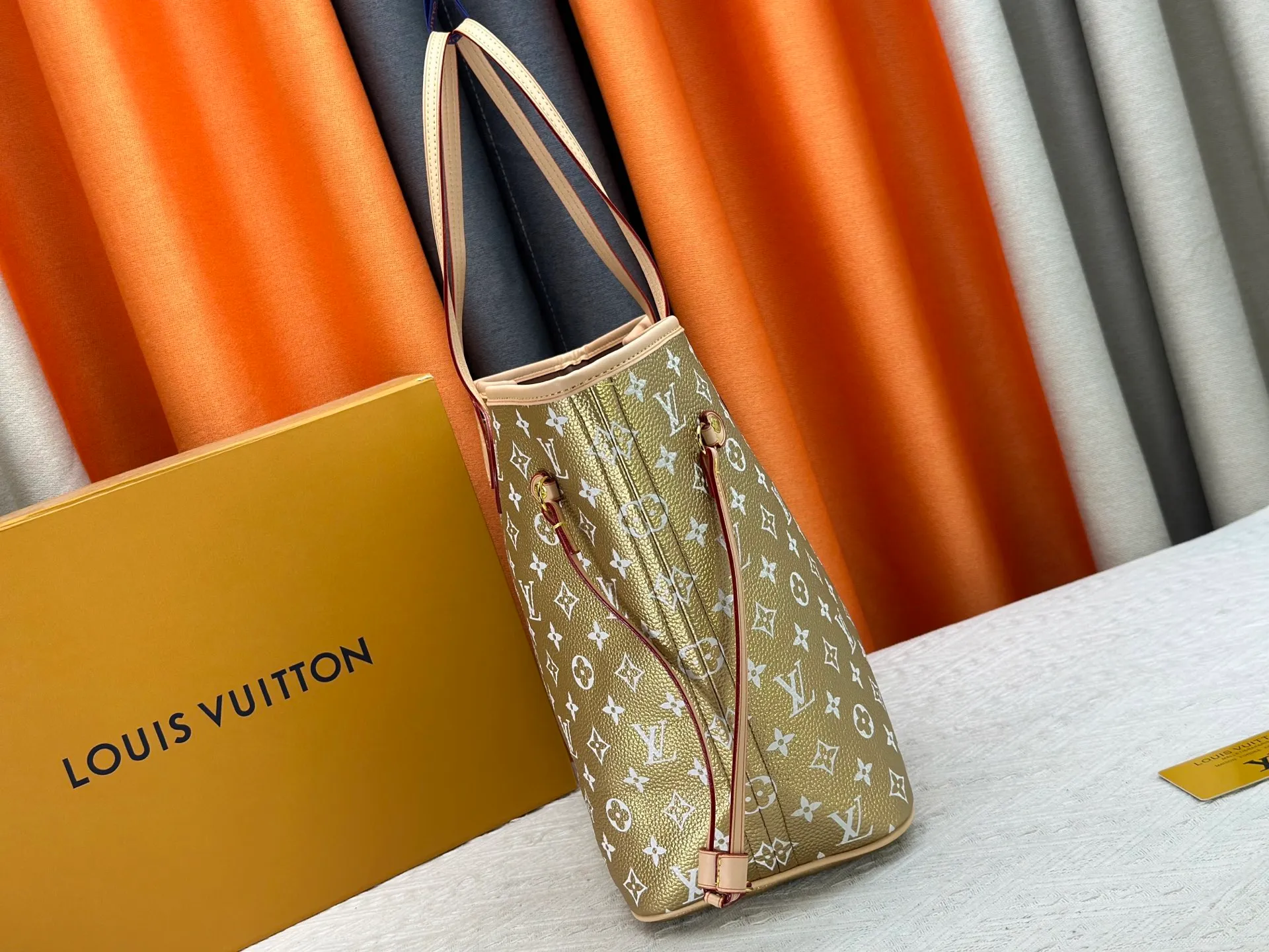 P280 Upgraded Original M45685 M40995 Neverfull handbags always meet your various handbag needs. It has a large capacity but is not bulky. It is stiff and soft to the touch, making it suitable for home and travel. Tighten the side ties and it instantly transforms into a stylish urban handbag. Loosen the straps and it transforms into a chic and practical handbag. The slender leather handle can be carried over the shoulder or between the arms. The model shown here is made of Damier Ebène canvas. Dimensions: 31.0 x 28.0 x 14.0 cm