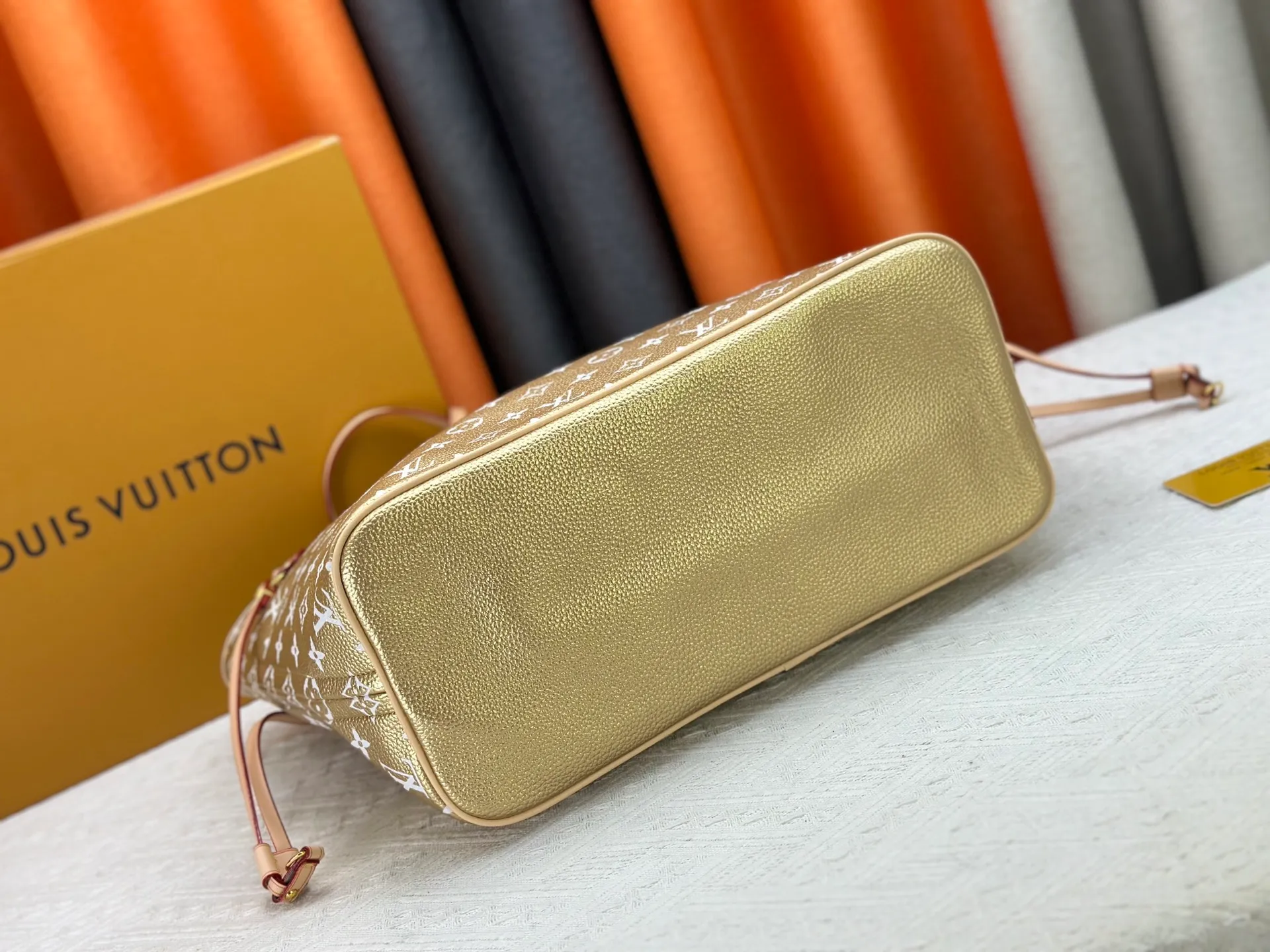 P280 Upgraded Original M45685 M40995 Neverfull handbags always meet your various handbag needs. It has a large capacity but is not bulky. It is stiff and soft to the touch, making it suitable for home and travel. Tighten the side ties and it instantly transforms into a stylish urban handbag. Loosen the straps and it transforms into a chic and practical handbag. The slender leather handle can be carried over the shoulder or between the arms. The model shown here is made of Damier Ebène canvas. Dimensions: 31.0 x 28.0 x 14.0 cm