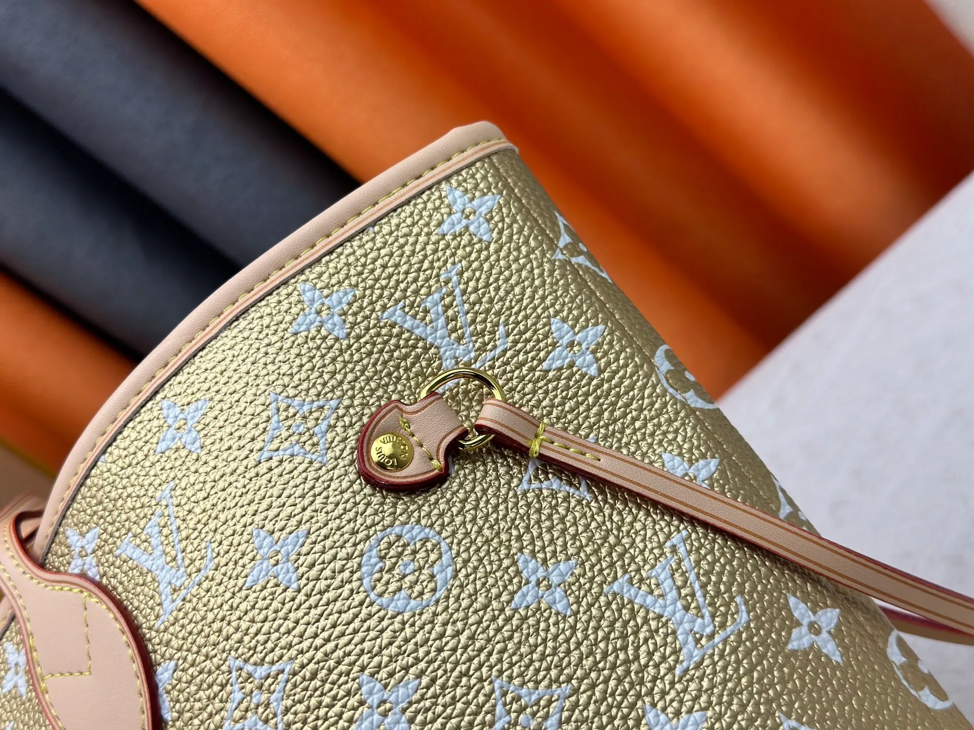 P280 Upgraded Original M45685 M40995 Neverfull handbags always meet your various handbag needs. It has a large capacity but is not bulky. It is stiff and soft to the touch, making it suitable for home and travel. Tighten the side ties and it instantly transforms into a stylish urban handbag. Loosen the straps and it transforms into a chic and practical handbag. The slender leather handle can be carried over the shoulder or between the arms. The model shown here is made of Damier Ebène canvas. Dimensions: 31.0 x 28.0 x 14.0 cm