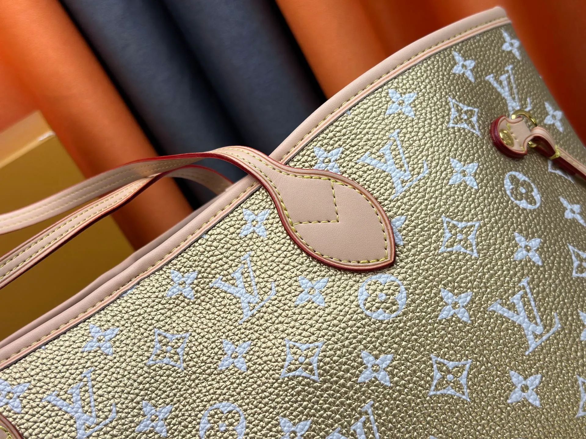 P280 Upgraded Original M45685 M40995 Neverfull handbags always meet your various handbag needs. It has a large capacity but is not bulky. It is stiff and soft to the touch, making it suitable for home and travel. Tighten the side ties and it instantly transforms into a stylish urban handbag. Loosen the straps and it transforms into a chic and practical handbag. The slender leather handle can be carried over the shoulder or between the arms. The model shown here is made of Damier Ebène canvas. Dimensions: 31.0 x 28.0 x 14.0 cm