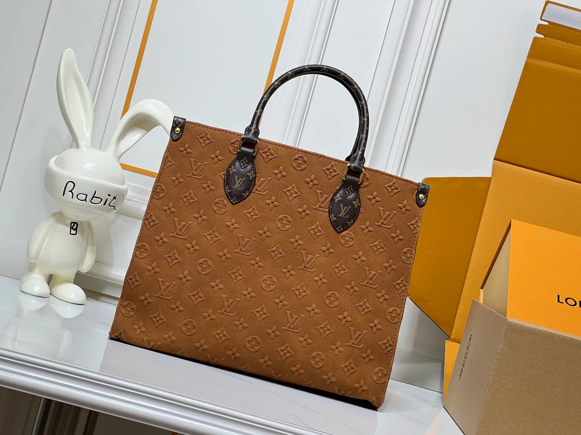 Batch 320💰Upgraded original M45039 This brown matte jacquard OnTheGo medium handbag is made of Monogram and Monogram Reverse canvas, with Monogram Giant pattern embellished on it. The Toron handle and the jacquard textured shoulder strap decorated with the brand's logo create a visual contrast, and the detachable coin bag is suitable for storing change or small items. It combines fashionable charm with various functions, making it a good daily companion. 32.0 x 27.0 x 14 cm (length x height x width)