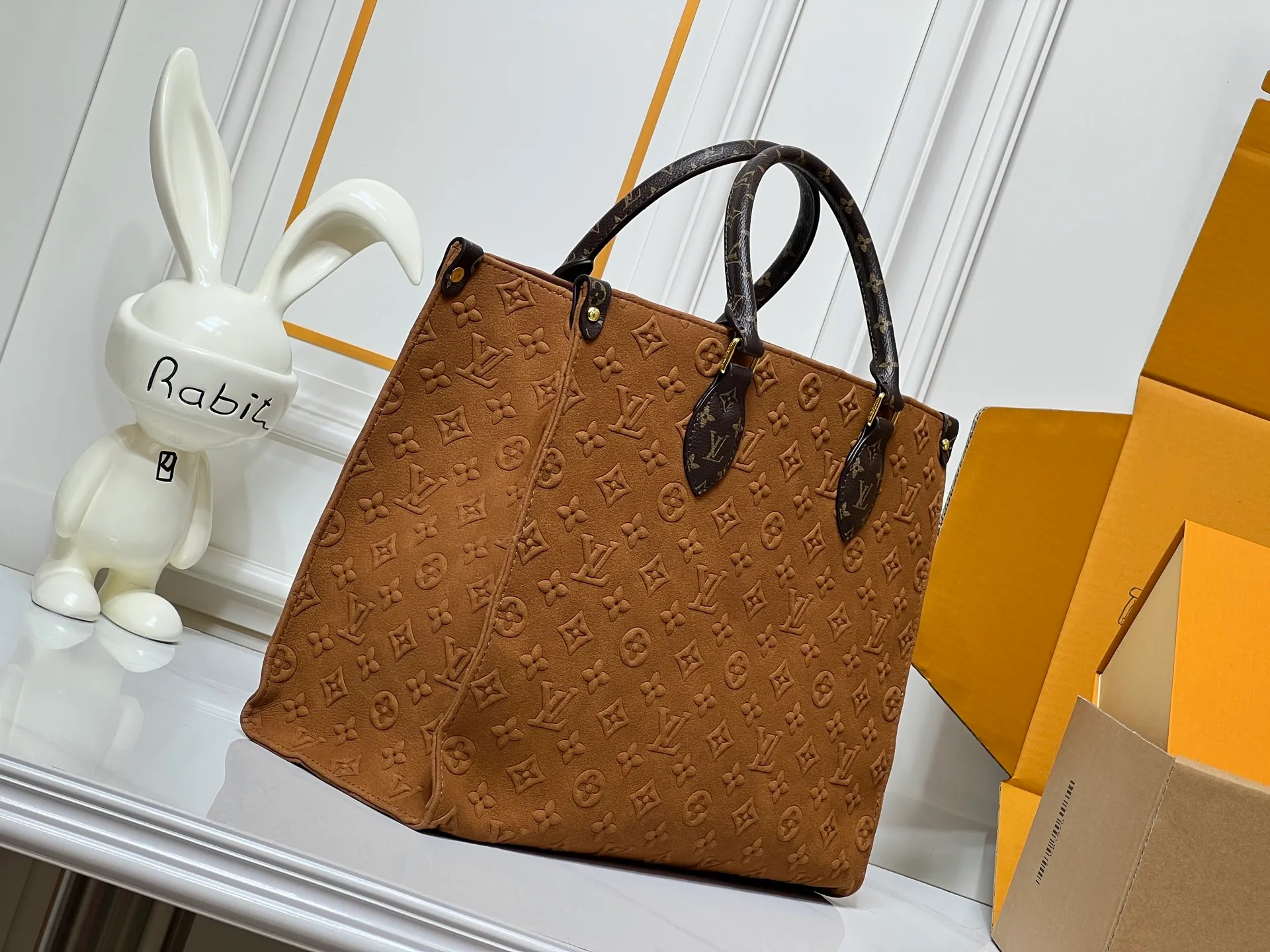Batch 320💰Upgraded original M45039 This brown matte jacquard OnTheGo medium handbag is made of Monogram and Monogram Reverse canvas, with Monogram Giant pattern embellished on it. The Toron handle and the jacquard textured shoulder strap decorated with the brand's logo create a visual contrast, and the detachable coin bag is suitable for storing change or small items. It combines fashionable charm with various functions, making it a good daily companion. 32.0 x 27.0 x 14 cm (length x height x width)