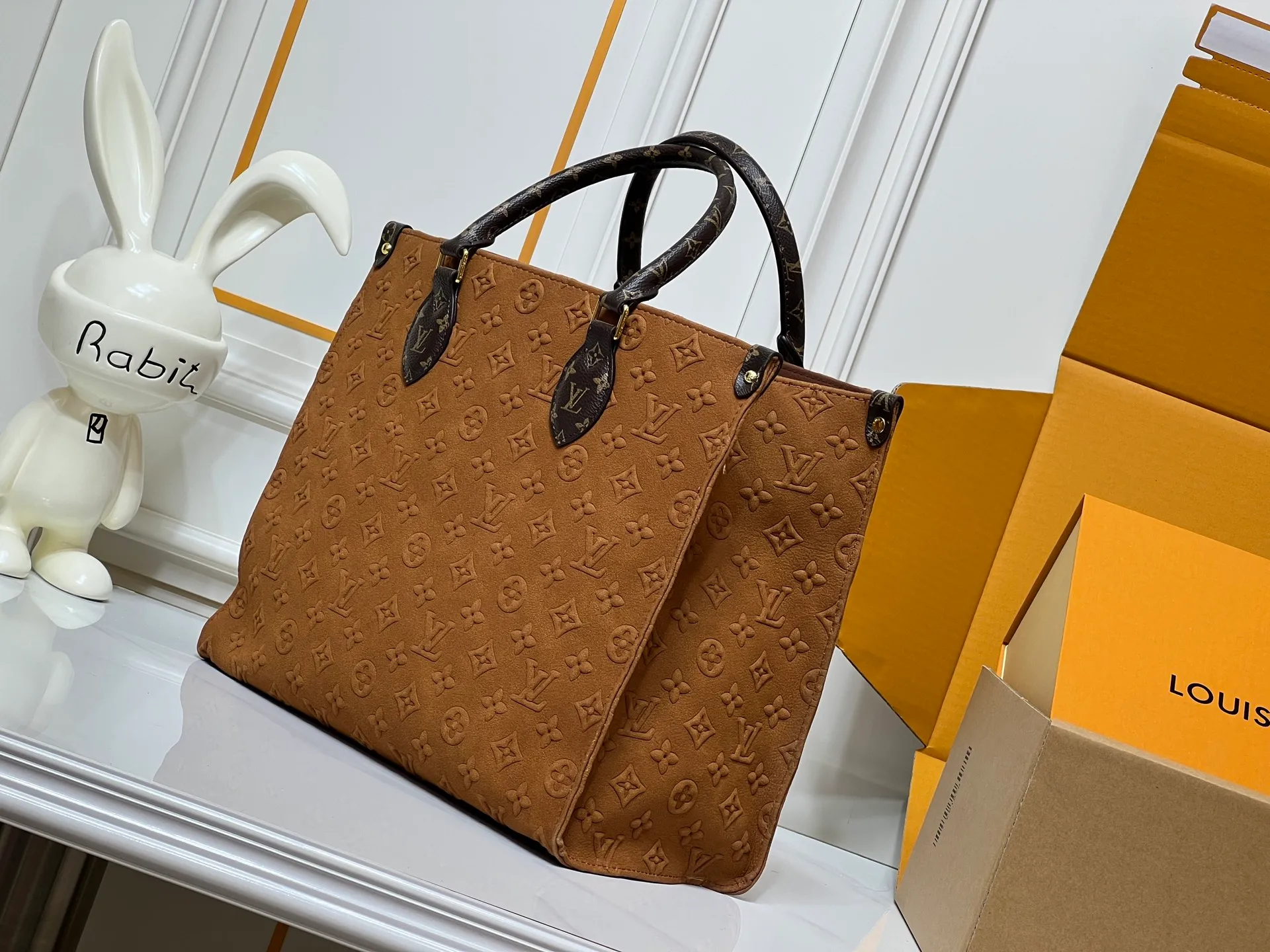 Batch 320💰Upgraded original M45039 This brown matte jacquard OnTheGo medium handbag is made of Monogram and Monogram Reverse canvas, with Monogram Giant pattern embellished on it. The Toron handle and the jacquard textured shoulder strap decorated with the brand's logo create a visual contrast, and the detachable coin bag is suitable for storing change or small items. It combines fashionable charm with various functions, making it a good daily companion. 32.0 x 27.0 x 14 cm (length x height x width)