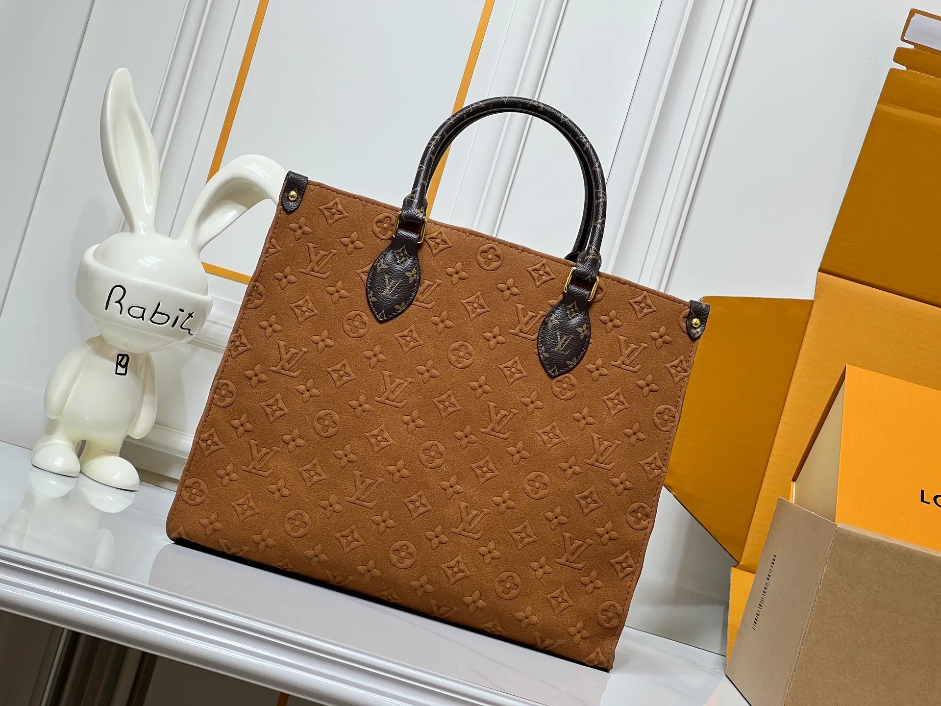 Batch 320💰Upgraded original M45039 This brown matte jacquard OnTheGo medium handbag is made of Monogram and Monogram Reverse canvas, with Monogram Giant pattern embellished on it. The Toron handle and the jacquard textured shoulder strap decorated with the brand's logo create a visual contrast, and the detachable coin bag is suitable for storing change or small items. It combines fashionable charm with various functions, making it a good daily companion. 32.0 x 27.0 x 14 cm (length x height x width)