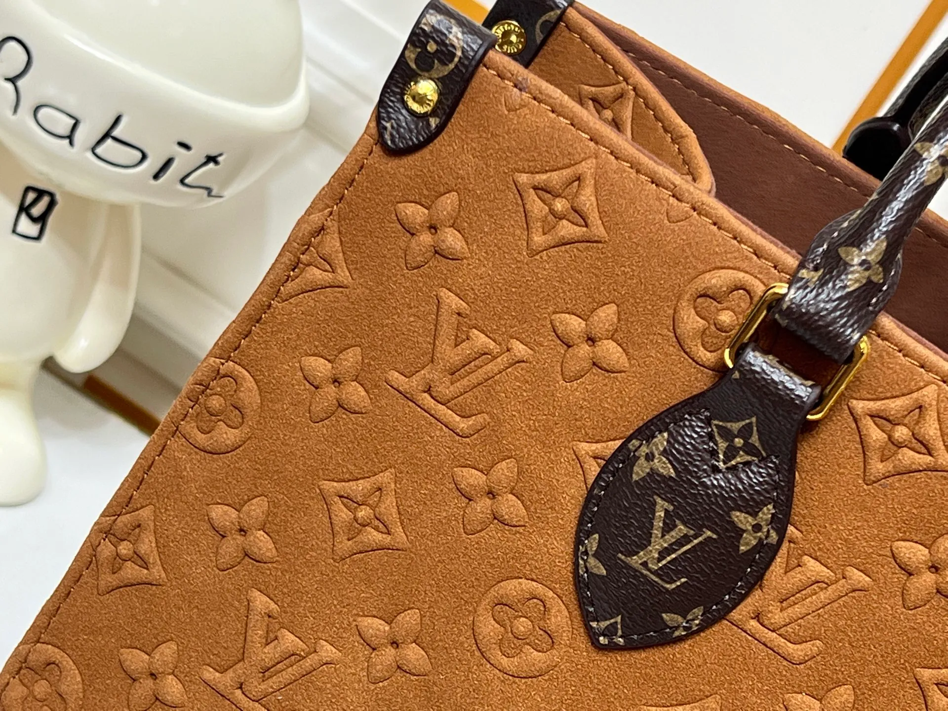 Batch 320💰Upgraded original M45039 This brown matte jacquard OnTheGo medium handbag is made of Monogram and Monogram Reverse canvas, with Monogram Giant pattern embellished on it. The Toron handle and the jacquard textured shoulder strap decorated with the brand's logo create a visual contrast, and the detachable coin bag is suitable for storing change or small items. It combines fashionable charm with various functions, making it a good daily companion. 32.0 x 27.0 x 14 cm (length x height x width)