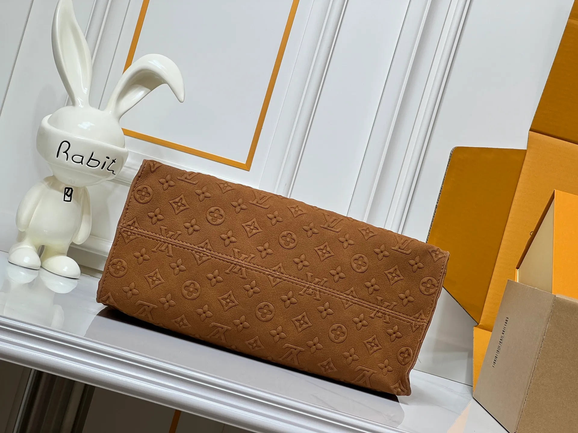Batch 320💰Upgraded original M45039 This brown matte jacquard OnTheGo medium handbag is made of Monogram and Monogram Reverse canvas, with Monogram Giant pattern embellished on it. The Toron handle and the jacquard textured shoulder strap decorated with the brand's logo create a visual contrast, and the detachable coin bag is suitable for storing change or small items. It combines fashionable charm with various functions, making it a good daily companion. 32.0 x 27.0 x 14 cm (length x height x width)
