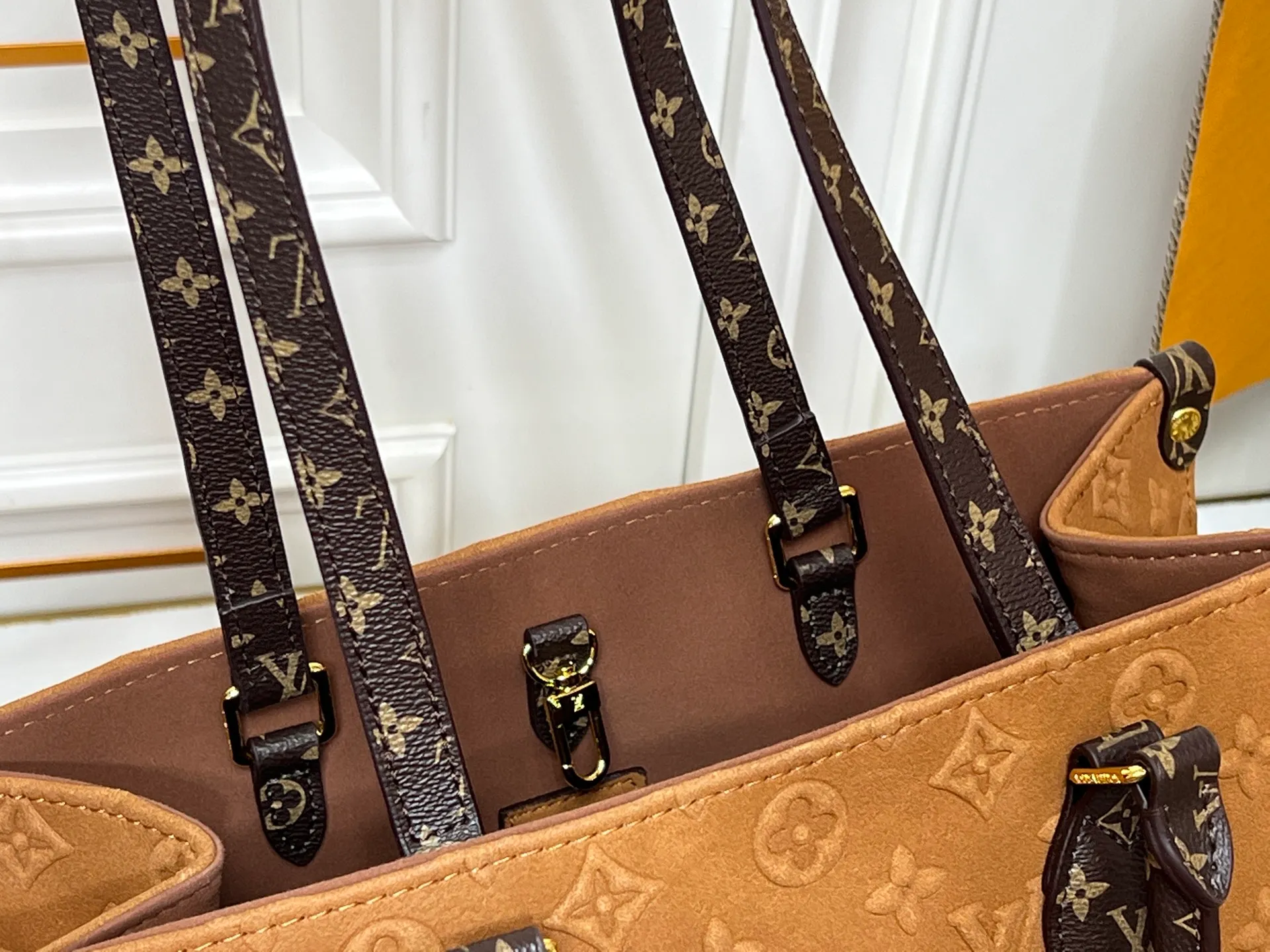 Batch 320💰Upgraded original M45039 This brown matte jacquard OnTheGo medium handbag is made of Monogram and Monogram Reverse canvas, with Monogram Giant pattern embellished on it. The Toron handle and the jacquard textured shoulder strap decorated with the brand's logo create a visual contrast, and the detachable coin bag is suitable for storing change or small items. It combines fashionable charm with various functions, making it a good daily companion. 32.0 x 27.0 x 14 cm (length x height x width)