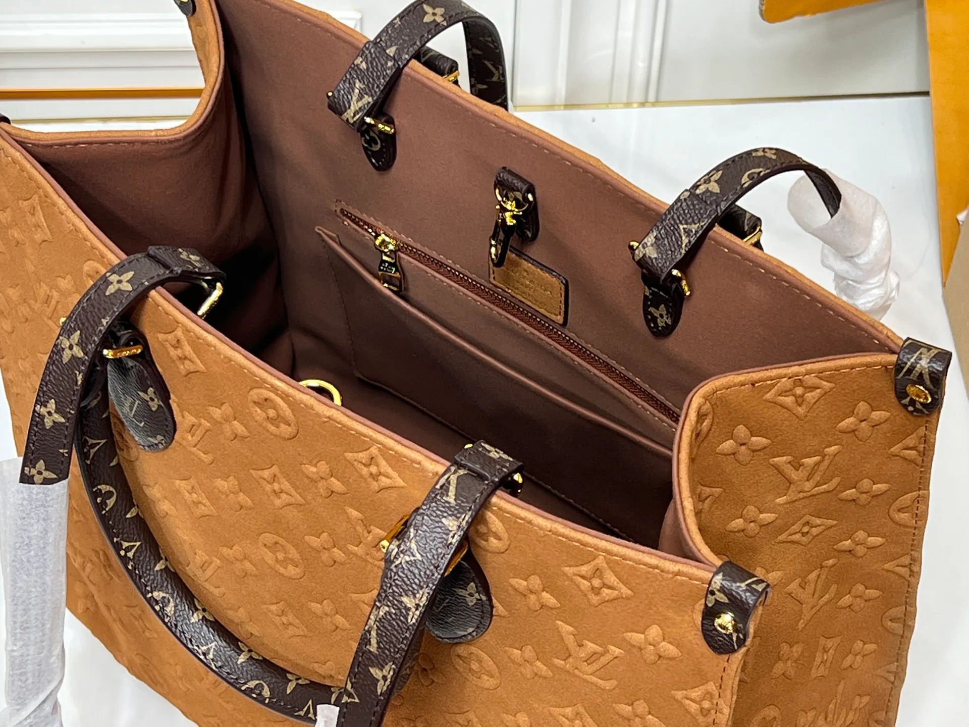 Batch 320💰Upgraded original M45039 This brown matte jacquard OnTheGo medium handbag is made of Monogram and Monogram Reverse canvas, with Monogram Giant pattern embellished on it. The Toron handle and the jacquard textured shoulder strap decorated with the brand's logo create a visual contrast, and the detachable coin bag is suitable for storing change or small items. It combines fashionable charm with various functions, making it a good daily companion. 32.0 x 27.0 x 14 cm (length x height x width)