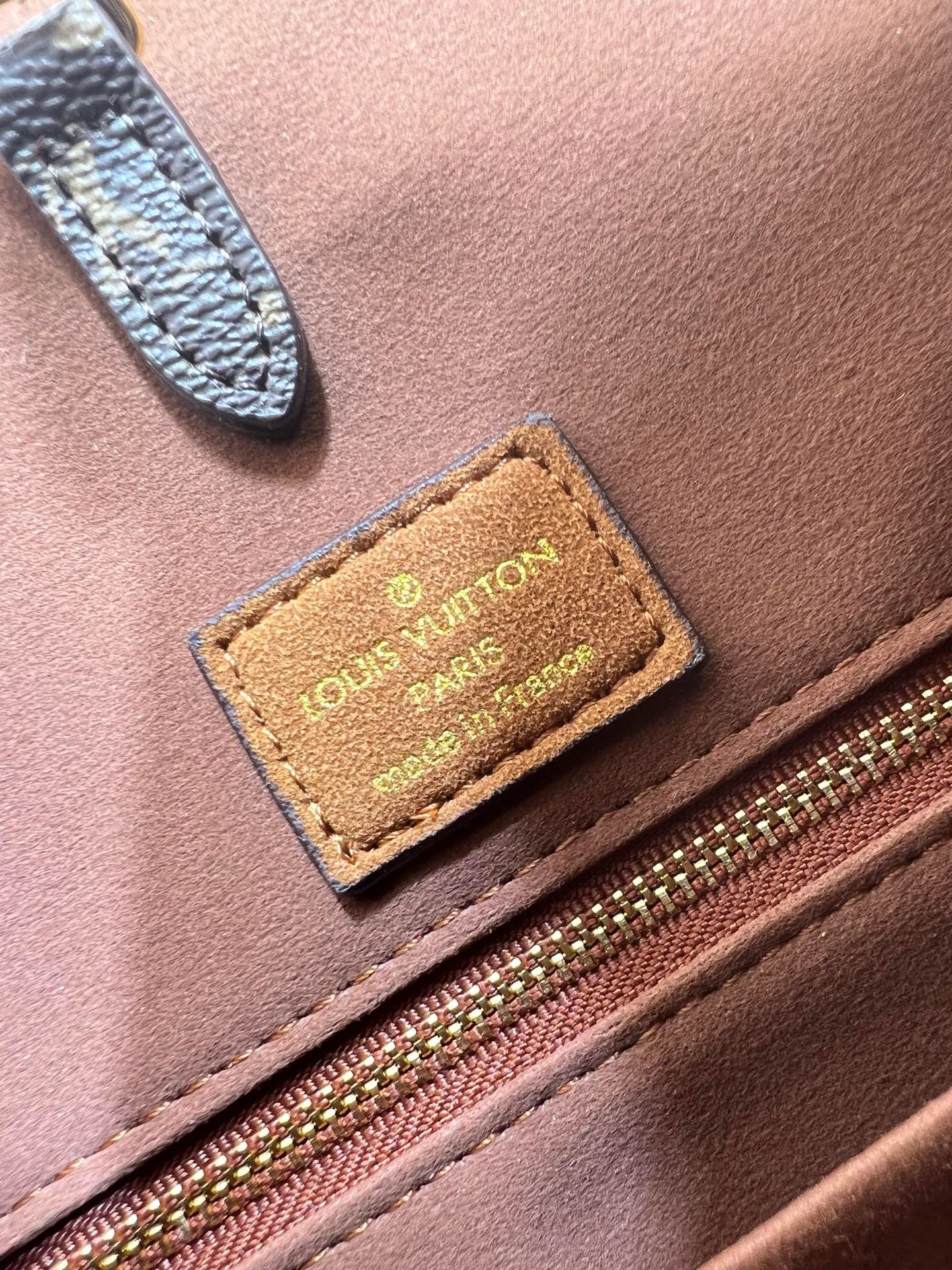 Batch 320💰Upgraded original M45039 This brown matte jacquard OnTheGo medium handbag is made of Monogram and Monogram Reverse canvas, with Monogram Giant pattern embellished on it. The Toron handle and the jacquard textured shoulder strap decorated with the brand's logo create a visual contrast, and the detachable coin bag is suitable for storing change or small items. It combines fashionable charm with various functions, making it a good daily companion. 32.0 x 27.0 x 14 cm (length x height x width)