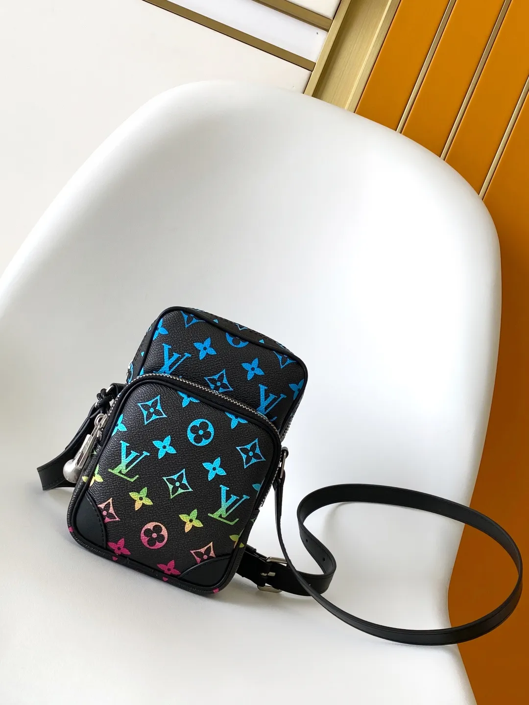 💰1080 Top Original Order M13898 Top Original Order Dynamic Changing In his latest collection, Pharrell Williams reinvents the Amazone crossbody bag from the 1980s, updating it with luxurious details. Select soft cow leather and cover it with Monogram printing. The leather texture is like vintage Monogram canvas. The bag is embellished with a pearl zipper and paired with a detachable Louis Vuitton metal hangtag, which is reminiscent of the nameplate on the brand's vintage luggage. 14.5 Half-length strap adjustable to: 58.0 cm