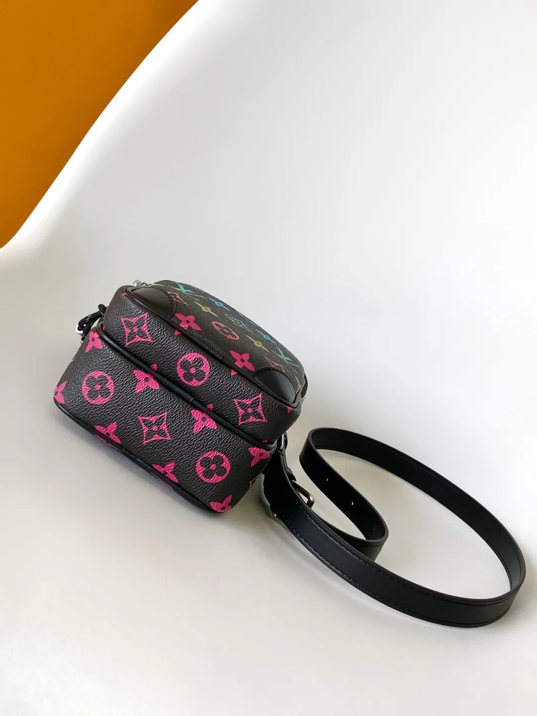 💰1080 Top Original Order M13898 Top Original Order Dynamic Changing In his latest collection, Pharrell Williams reinvents the Amazone crossbody bag from the 1980s, updating it with luxurious details. Select soft cow leather and cover it with Monogram printing. The leather texture is like vintage Monogram canvas. The bag is embellished with a pearl zipper and paired with a detachable Louis Vuitton metal hangtag, which is reminiscent of the nameplate on the brand's vintage luggage. 14.5 Half-length strap adjustable to: 58.0 cm