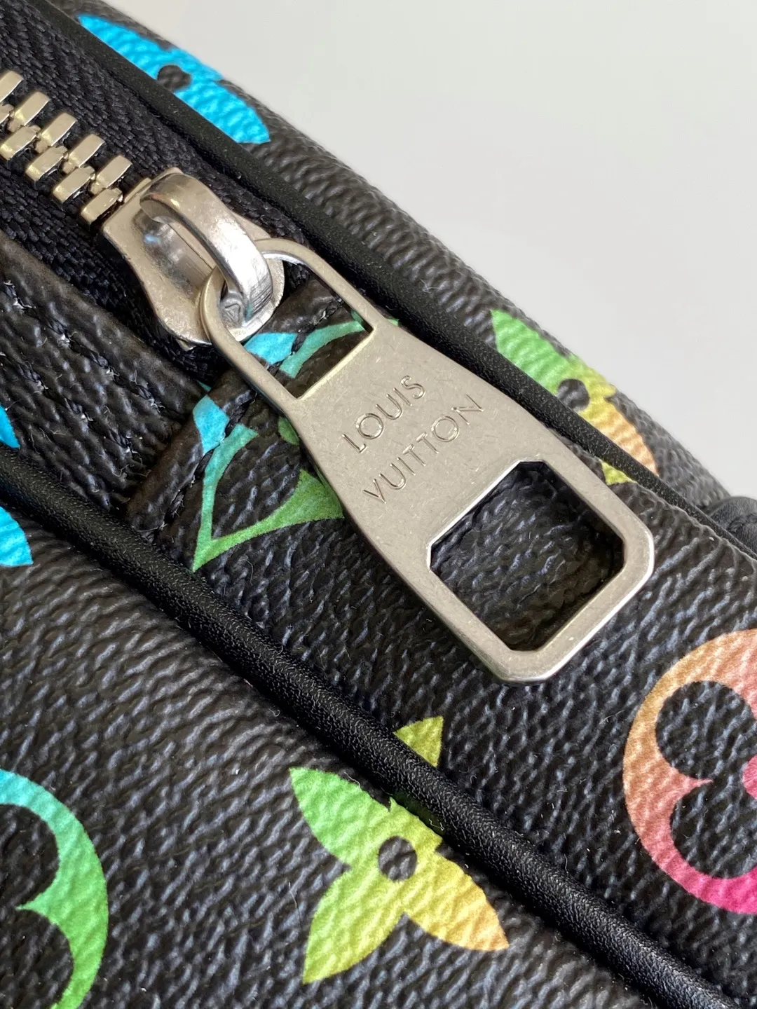 💰1080 Top Original Order M13898 Top Original Order Dynamic Changing In his latest collection, Pharrell Williams reinvents the Amazone crossbody bag from the 1980s, updating it with luxurious details. Select soft cow leather and cover it with Monogram printing. The leather texture is like vintage Monogram canvas. The bag is embellished with a pearl zipper and paired with a detachable Louis Vuitton metal hangtag, which is reminiscent of the nameplate on the brand's vintage luggage. 14.5 Half-length strap adjustable to: 58.0 cm