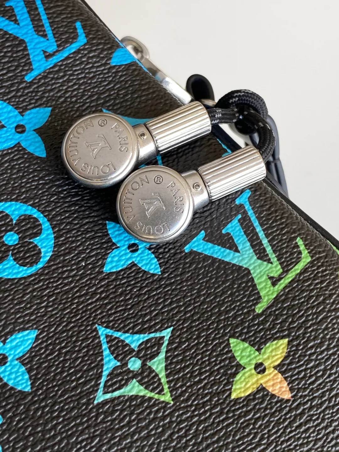 💰1080 Top Original Order M13898 Top Original Order Dynamic Changing In his latest collection, Pharrell Williams reinvents the Amazone crossbody bag from the 1980s, updating it with luxurious details. Select soft cow leather and cover it with Monogram printing. The leather texture is like vintage Monogram canvas. The bag is embellished with a pearl zipper and paired with a detachable Louis Vuitton metal hangtag, which is reminiscent of the nameplate on the brand's vintage luggage. 14.5 Half-length strap adjustable to: 58.0 cm