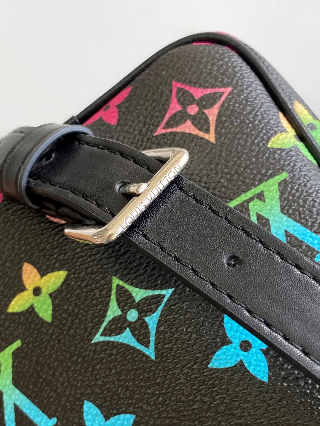 💰1080 Top Original Order M13898 Top Original Order Dynamic Changing In his latest collection, Pharrell Williams reinvents the Amazone crossbody bag from the 1980s, updating it with luxurious details. Select soft cow leather and cover it with Monogram printing. The leather texture is like vintage Monogram canvas. The bag is embellished with a pearl zipper and paired with a detachable Louis Vuitton metal hangtag, which is reminiscent of the nameplate on the brand's vintage luggage. 14.5 Half-length strap adjustable to: 58.0 cm