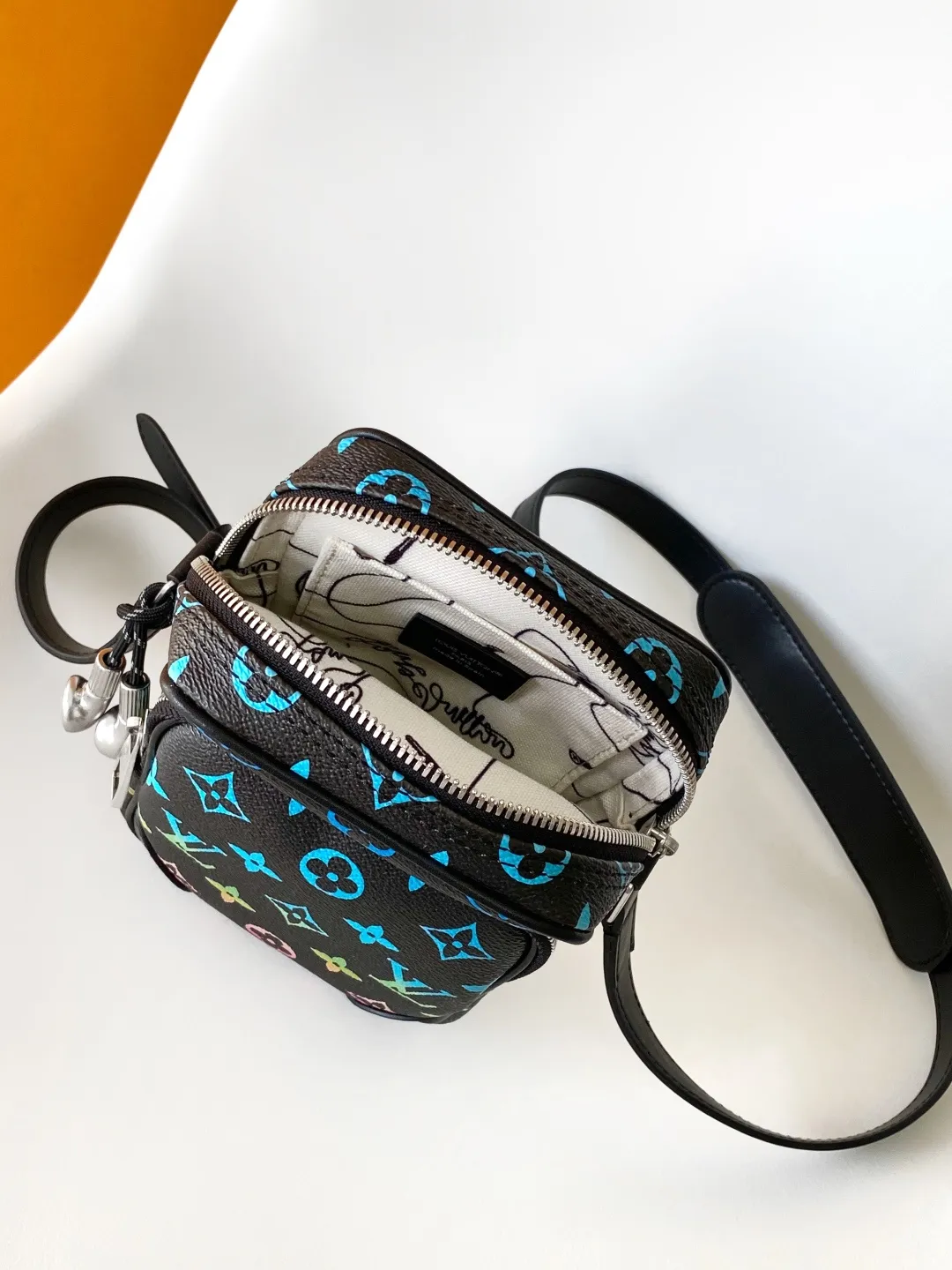 💰1080 Top Original Order M13898 Top Original Order Dynamic Changing In his latest collection, Pharrell Williams reinvents the Amazone crossbody bag from the 1980s, updating it with luxurious details. Select soft cow leather and cover it with Monogram printing. The leather texture is like vintage Monogram canvas. The bag is embellished with a pearl zipper and paired with a detachable Louis Vuitton metal hangtag, which is reminiscent of the nameplate on the brand's vintage luggage. 14.5 Half-length strap adjustable to: 58.0 cm